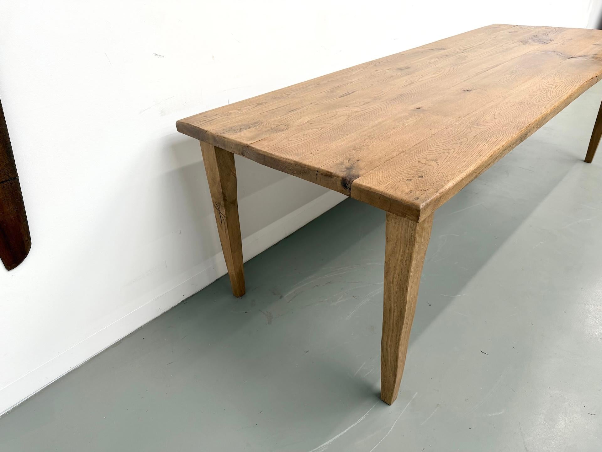 Gran mesa de roble macizo con patas de huso, Francia Roble en venta