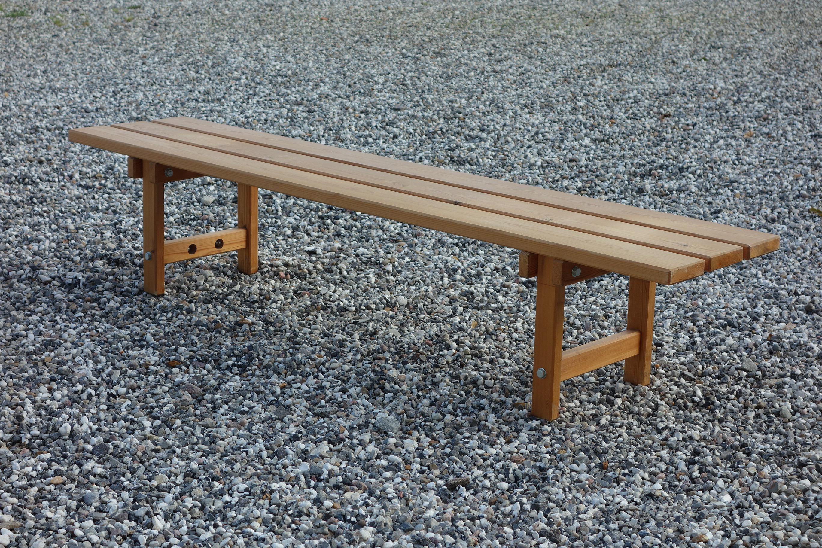 Large solid pine bench by architect Bernt Petersen Scandinavian, 1970s. Measures: 190 cm length, width 38.5 cm, height 38.5 cm.