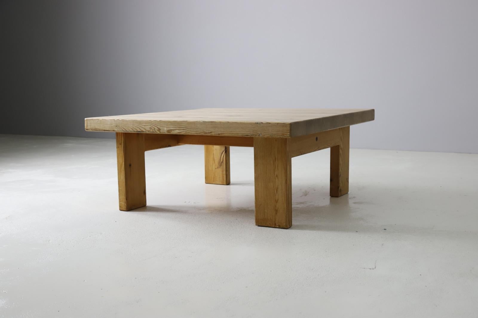 Large Solid Pine Coffee Table on Asymmetrical Base, Scandinavia, 1970s In Good Condition For Sale In SITTARD, LI
