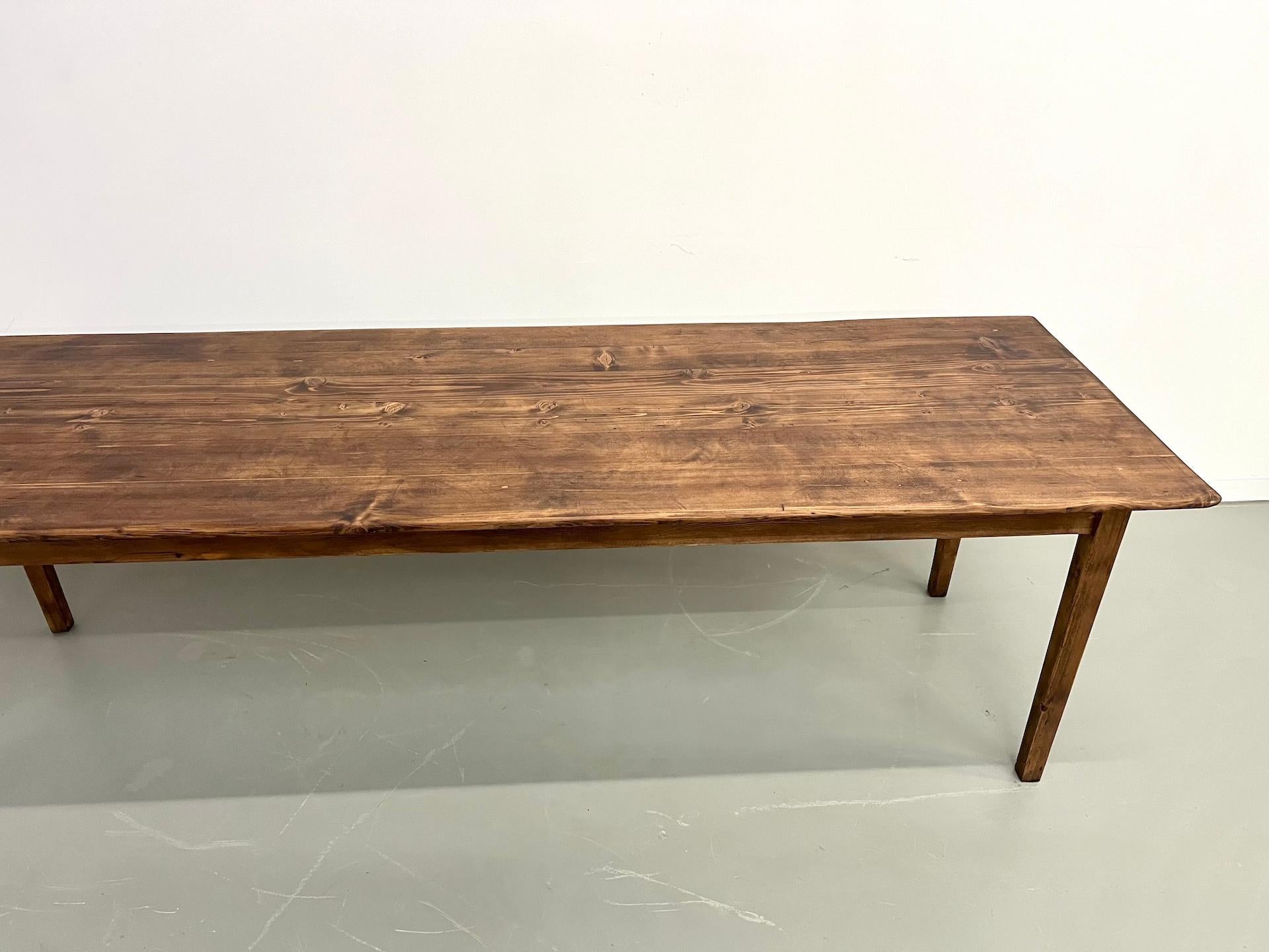 Grande table de ferme en pin massif avec pieds en fuseau, vers 1950 en vente 3