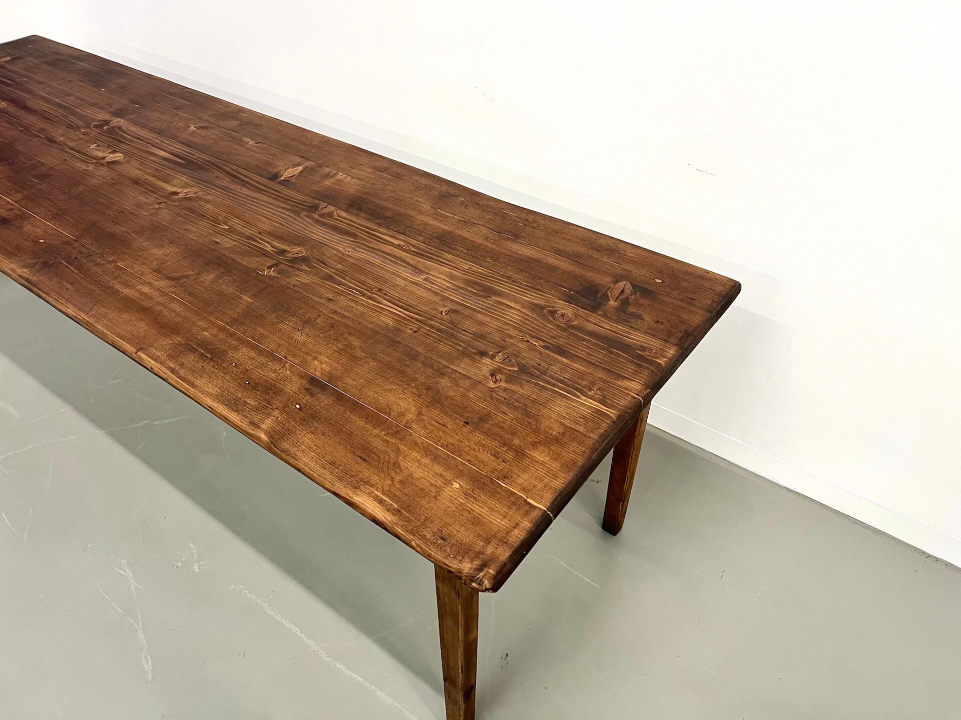 Grande table de ferme en pin massif avec pieds en fuseau, vers 1950 en vente 4