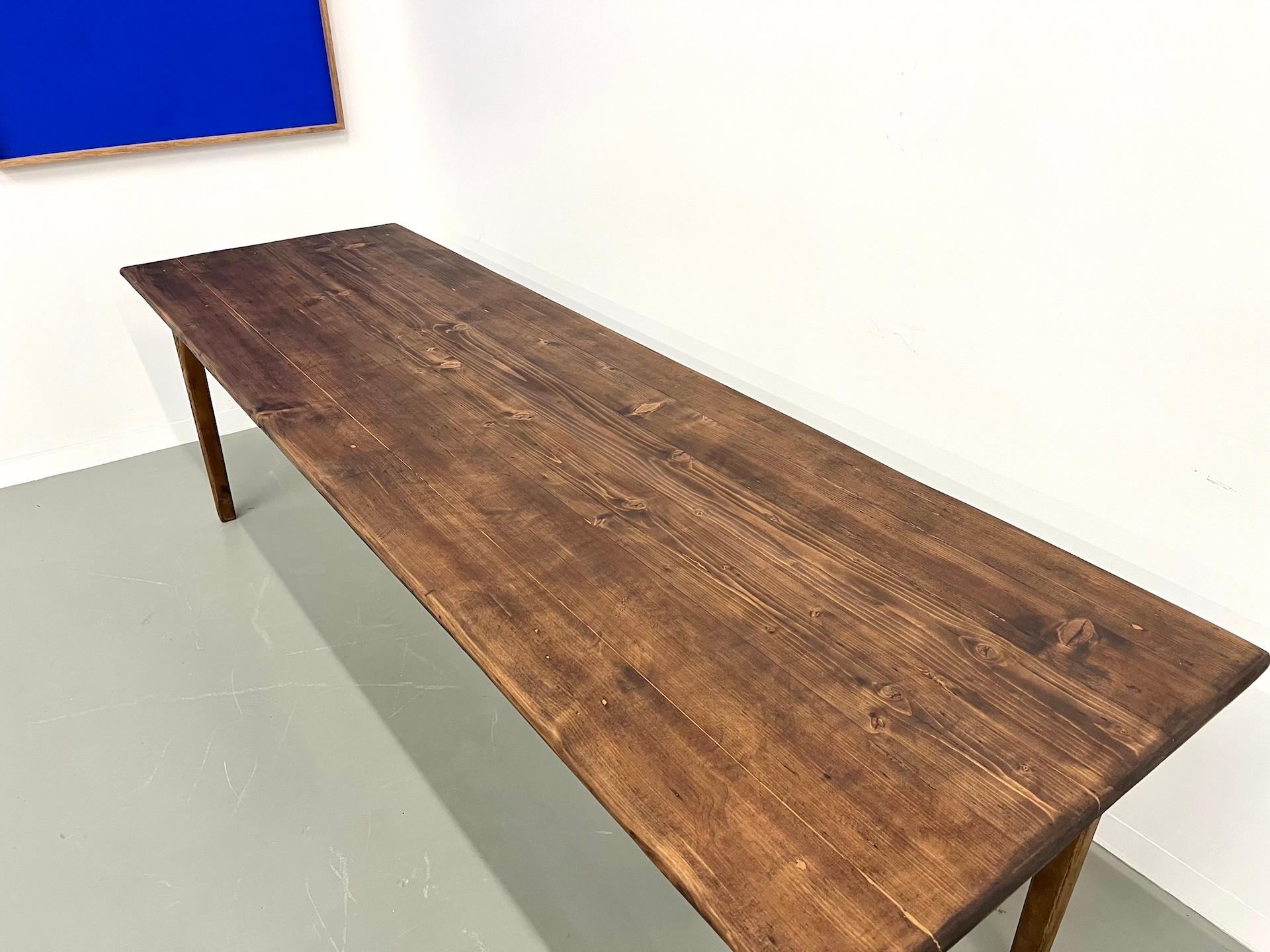 Grande table de ferme en pin massif avec pieds en fuseau, vers 1950 en vente 5