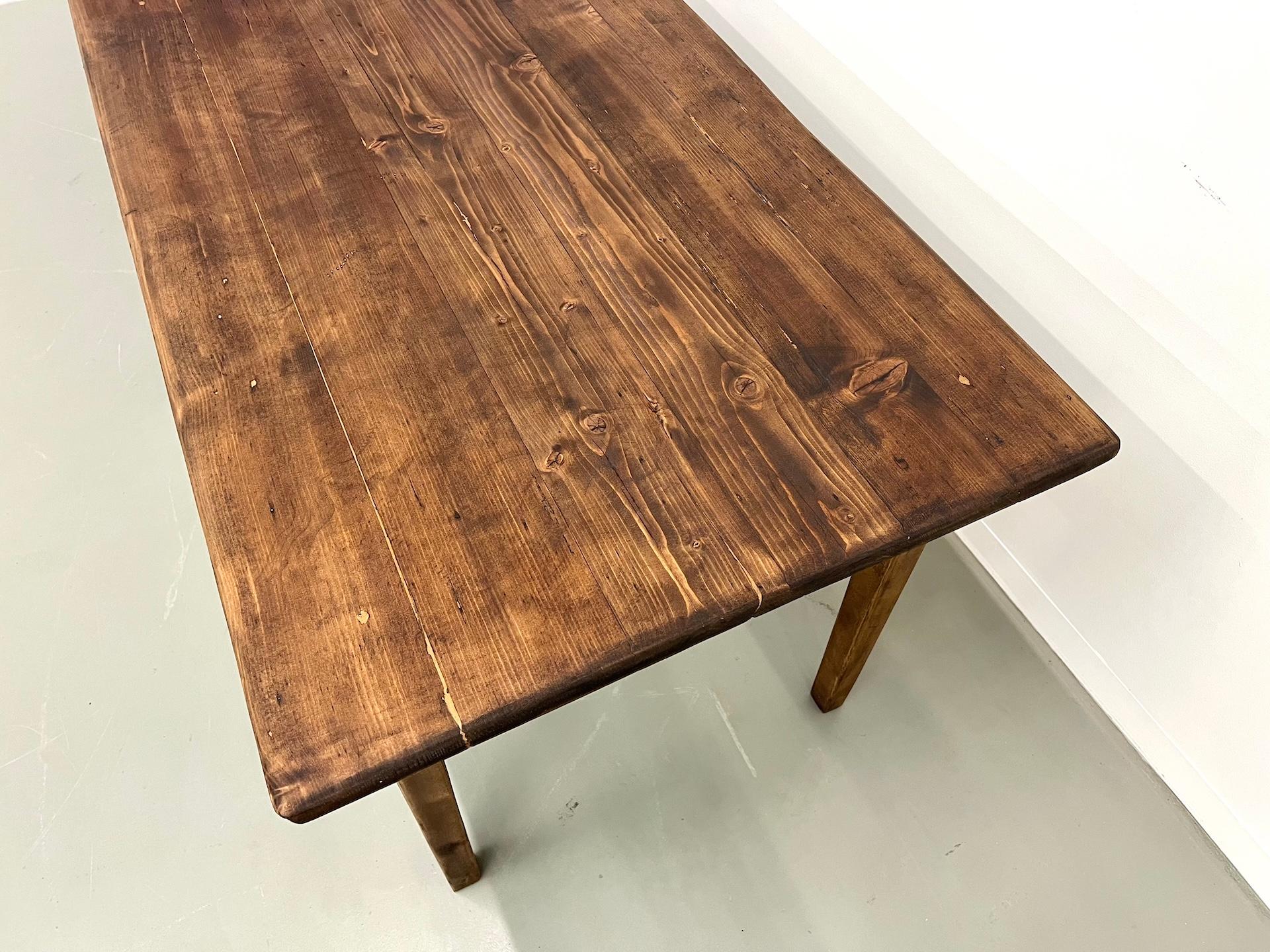 Grande table de ferme en pin massif avec pieds en fuseau, vers 1950 en vente 6