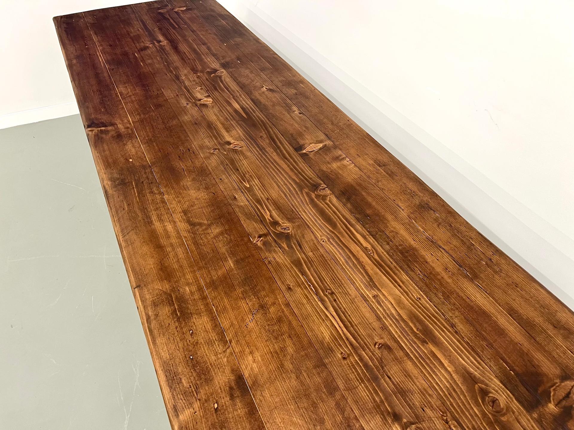 Grande table de ferme en pin massif avec pieds en fuseau, vers 1950 en vente 7