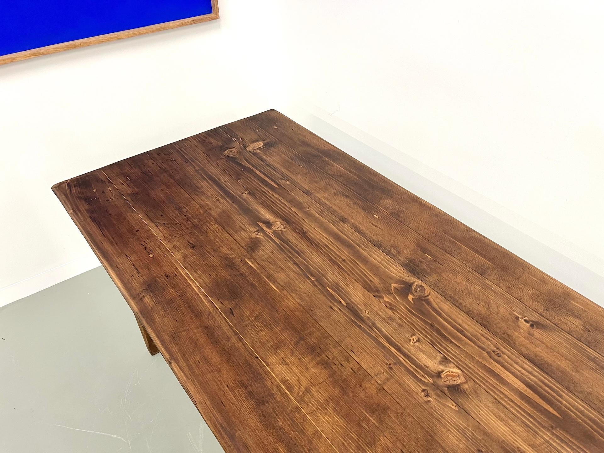 Grande table de ferme en pin massif avec pieds en fuseau, vers 1950 en vente 8