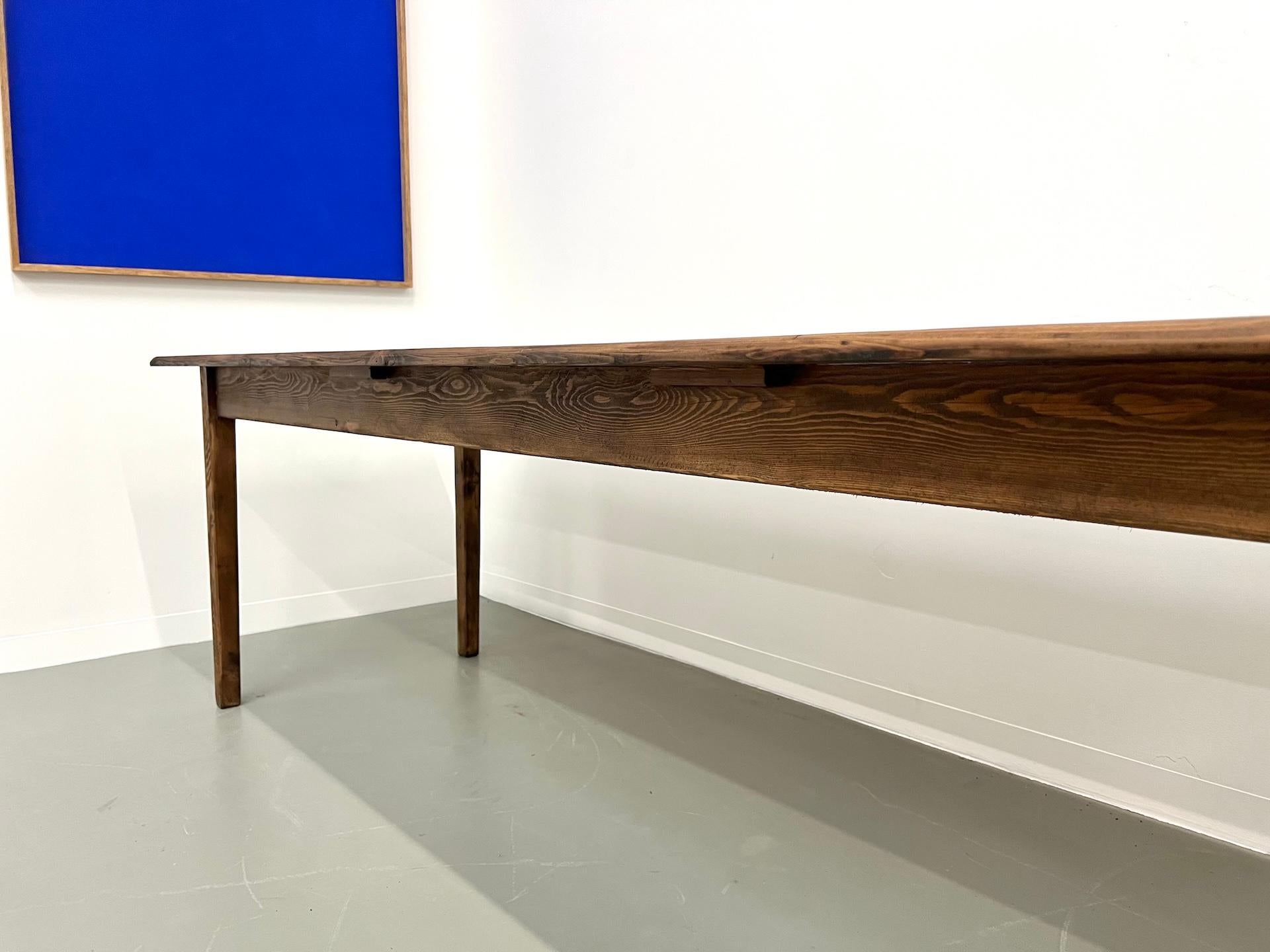 Grande table de ferme en pin massif avec pieds en fuseau, vers 1950 en vente 9