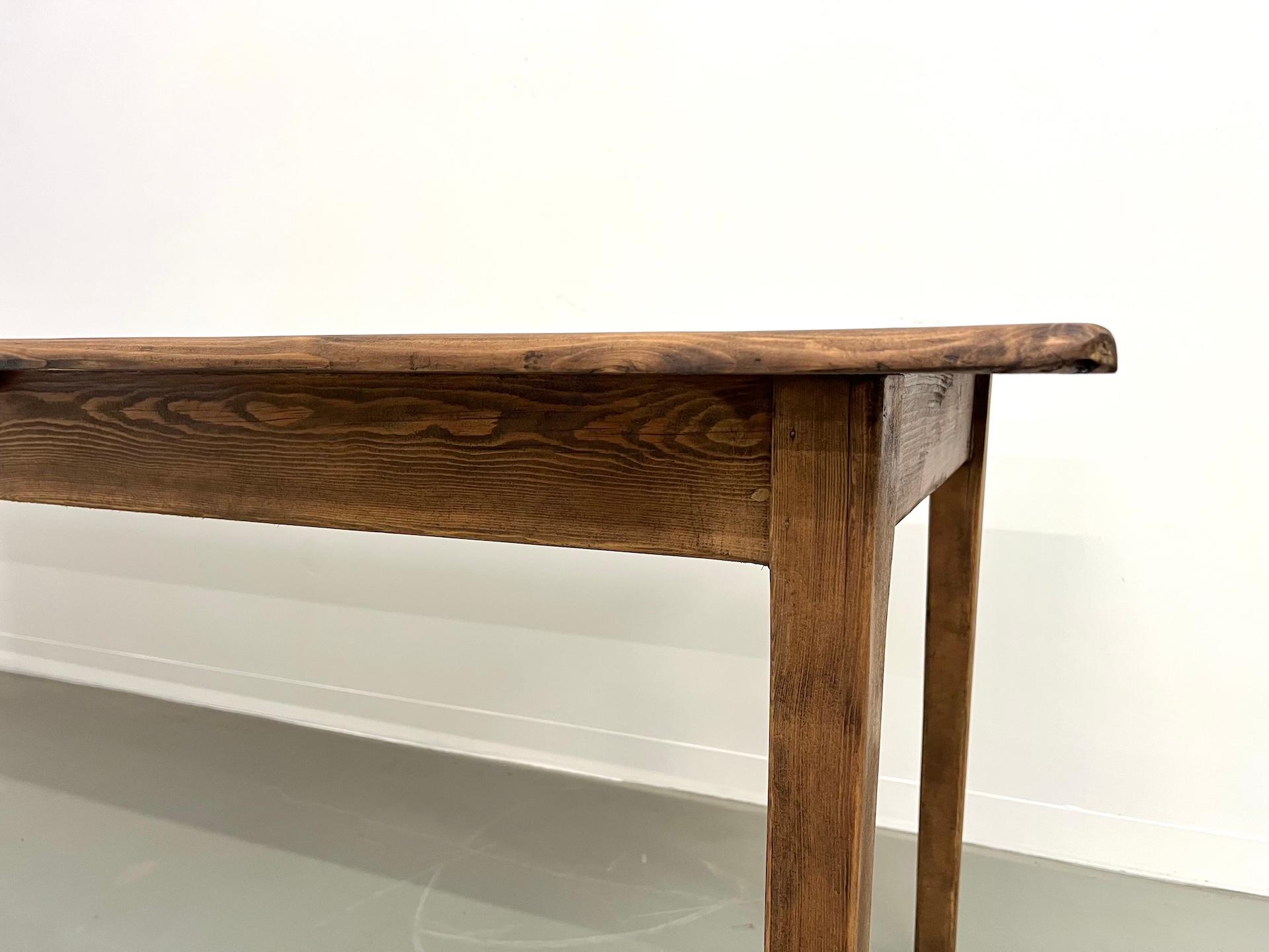 Grande table de ferme en pin massif avec pieds en fuseau, vers 1950 en vente 10