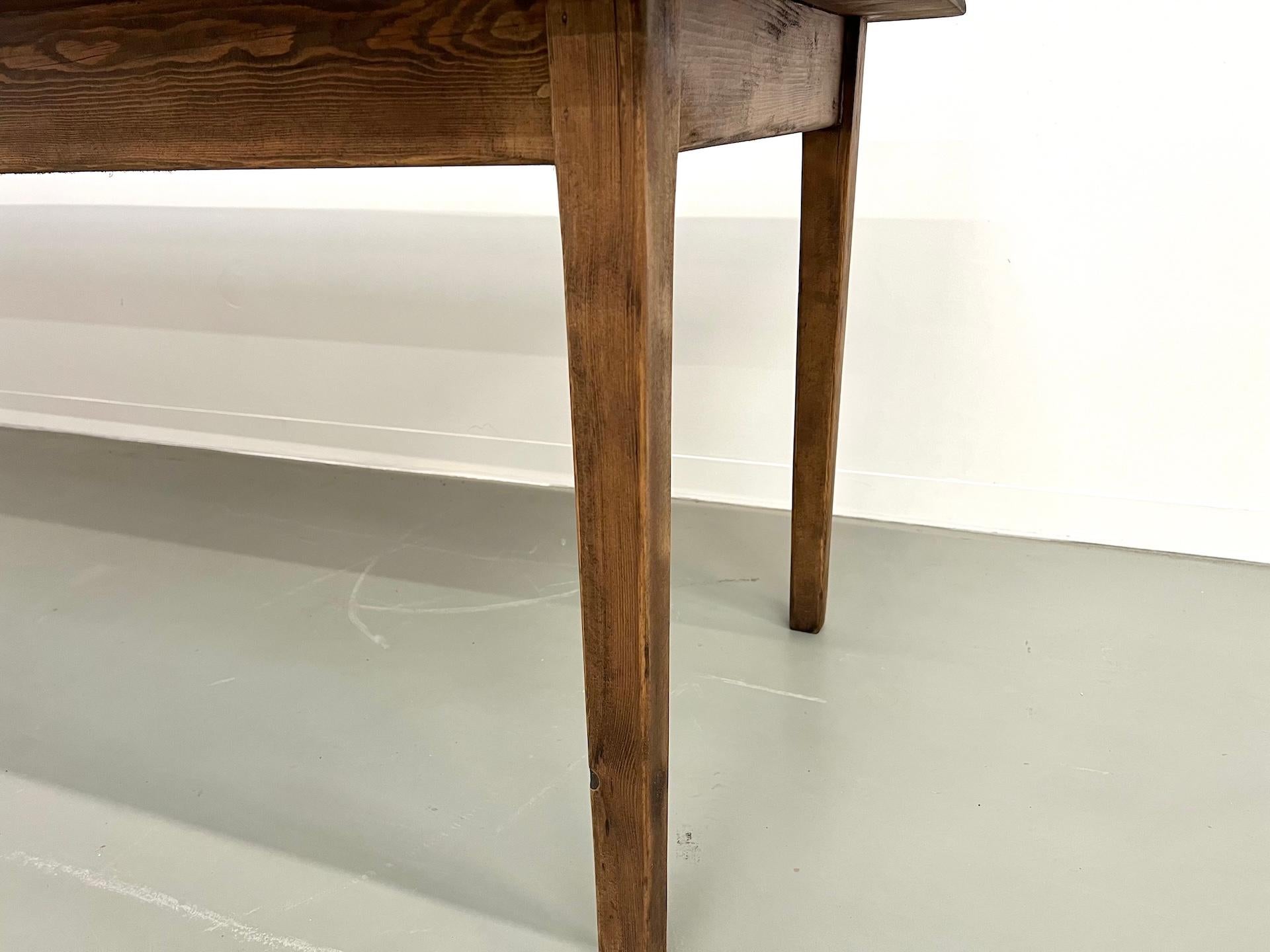 Grande table de ferme en pin massif avec pieds en fuseau, vers 1950 en vente 11