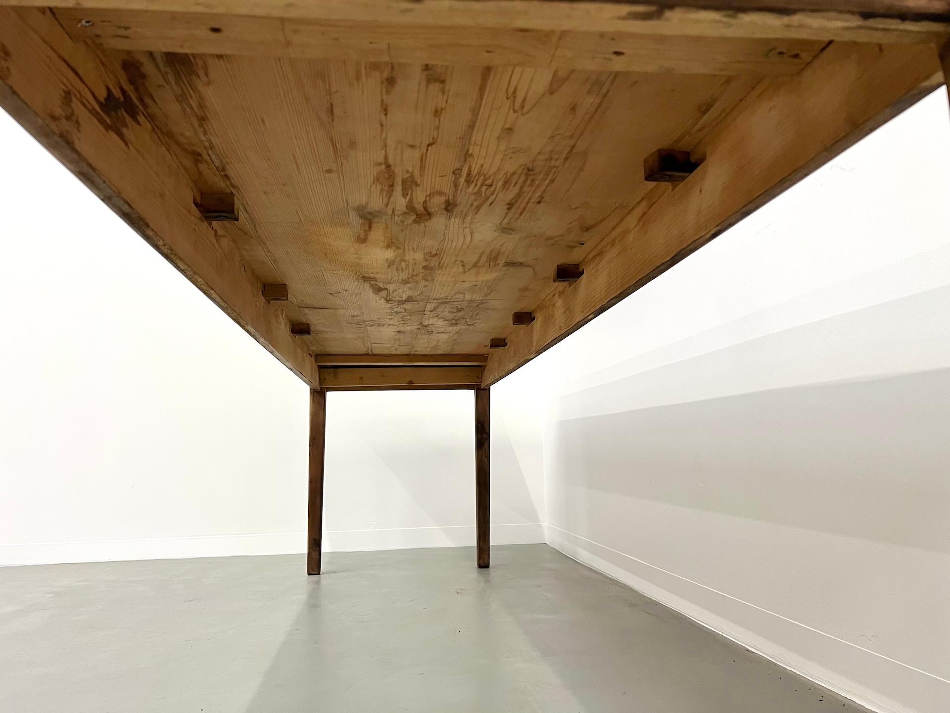 Grande table de ferme en pin massif avec pieds en fuseau, vers 1950 en vente 12