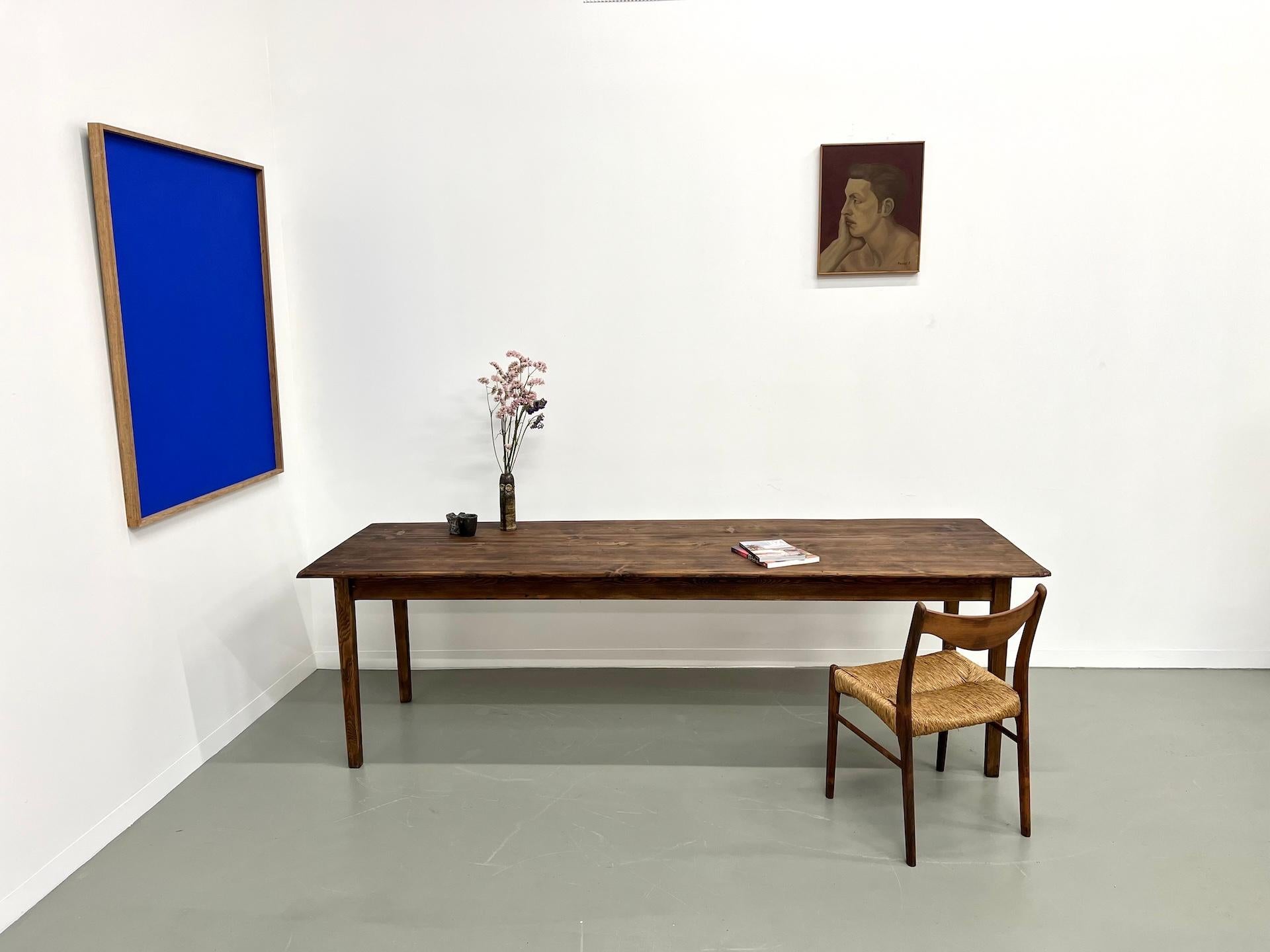 Une sublime table de ferme de 250 cm de long. Ses qualités sont un bel aspect, de belles veines de bois et un poids total relativement léger, ce qui est très apprécié pour ce type de table. Sa finition vernie mate assure une excellente protection