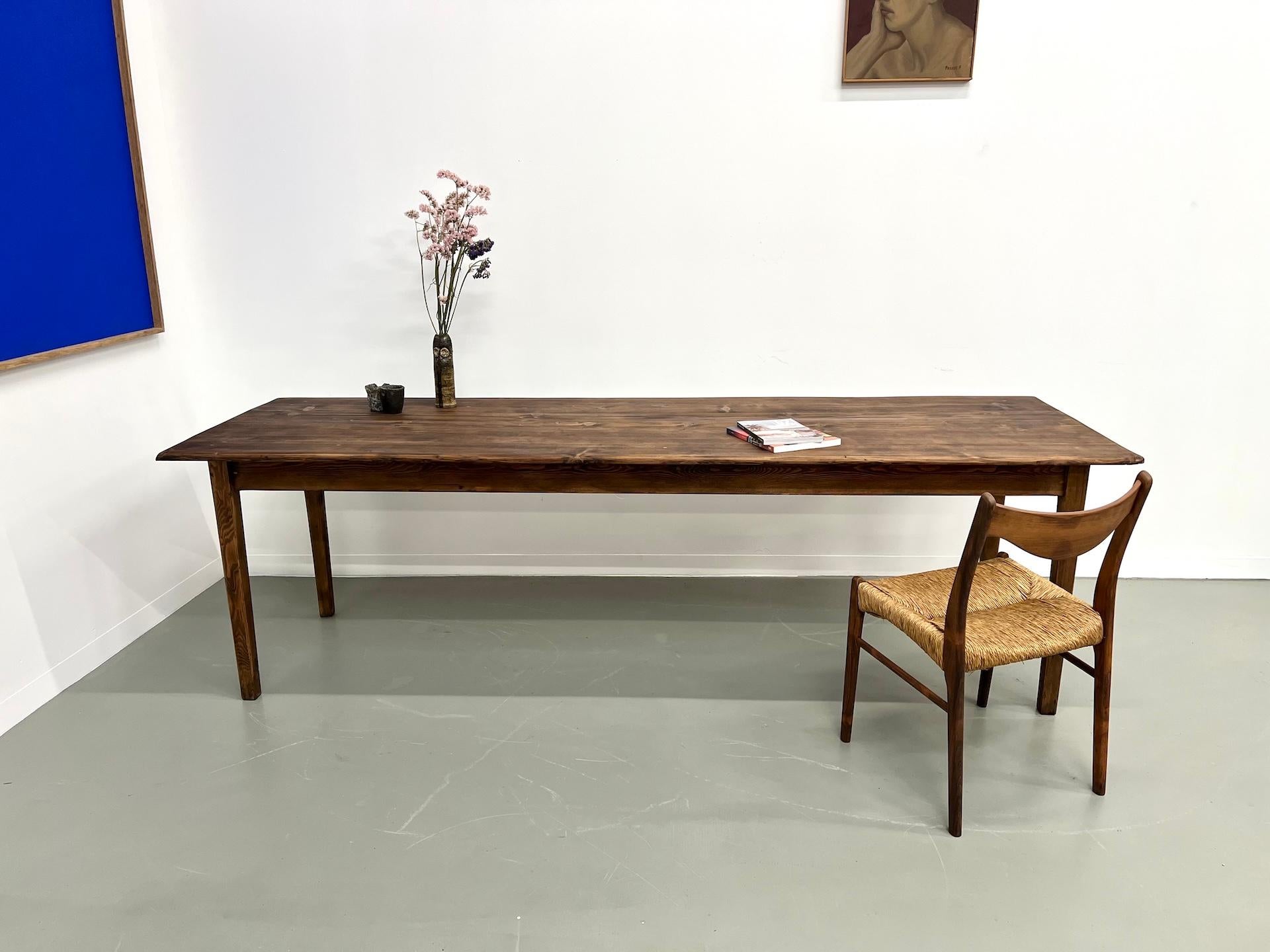 Provincial français Grande table de ferme en pin massif avec pieds en fuseau, vers 1950 en vente