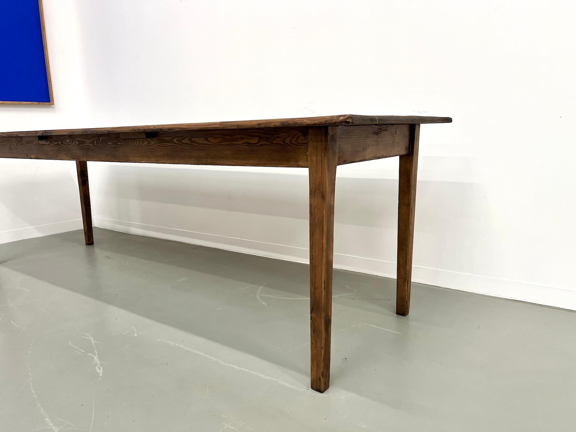 Milieu du XXe siècle Grande table de ferme en pin massif avec pieds en fuseau, vers 1950 en vente