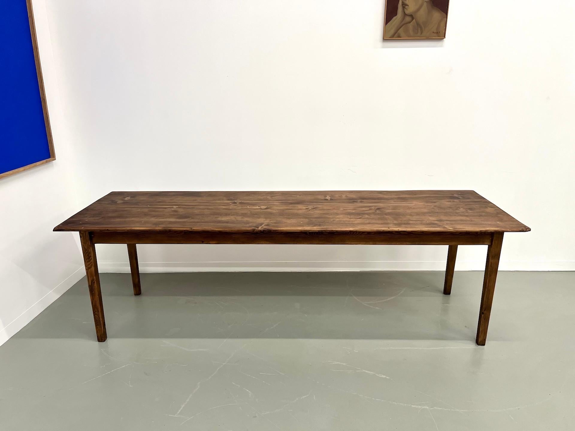 Pin Grande table de ferme en pin massif avec pieds en fuseau, vers 1950 en vente