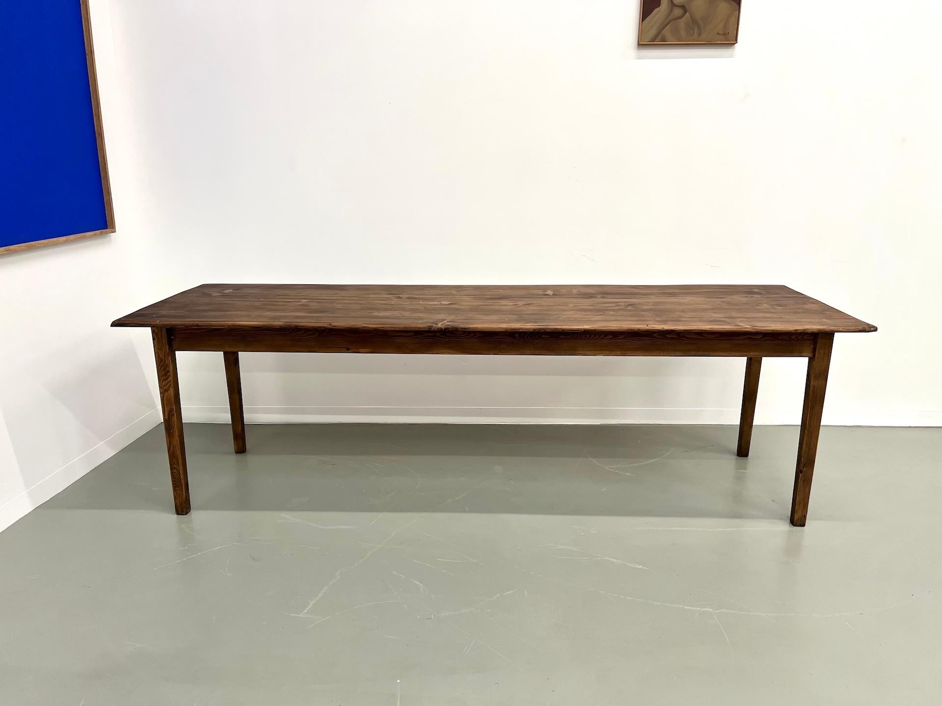 Grande table de ferme en pin massif avec pieds en fuseau, vers 1950 en vente 1