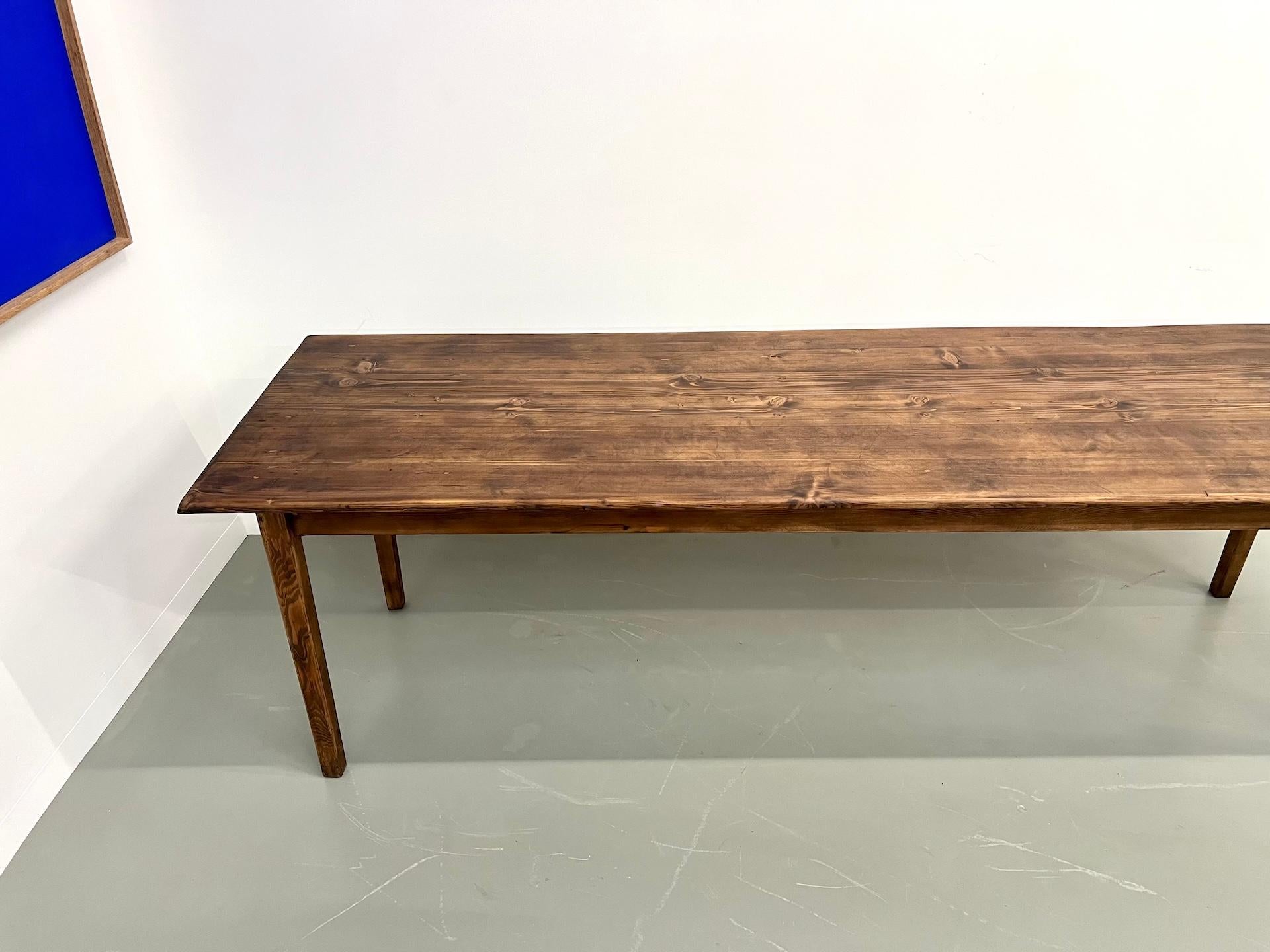 Grande table de ferme en pin massif avec pieds en fuseau, vers 1950 en vente 2