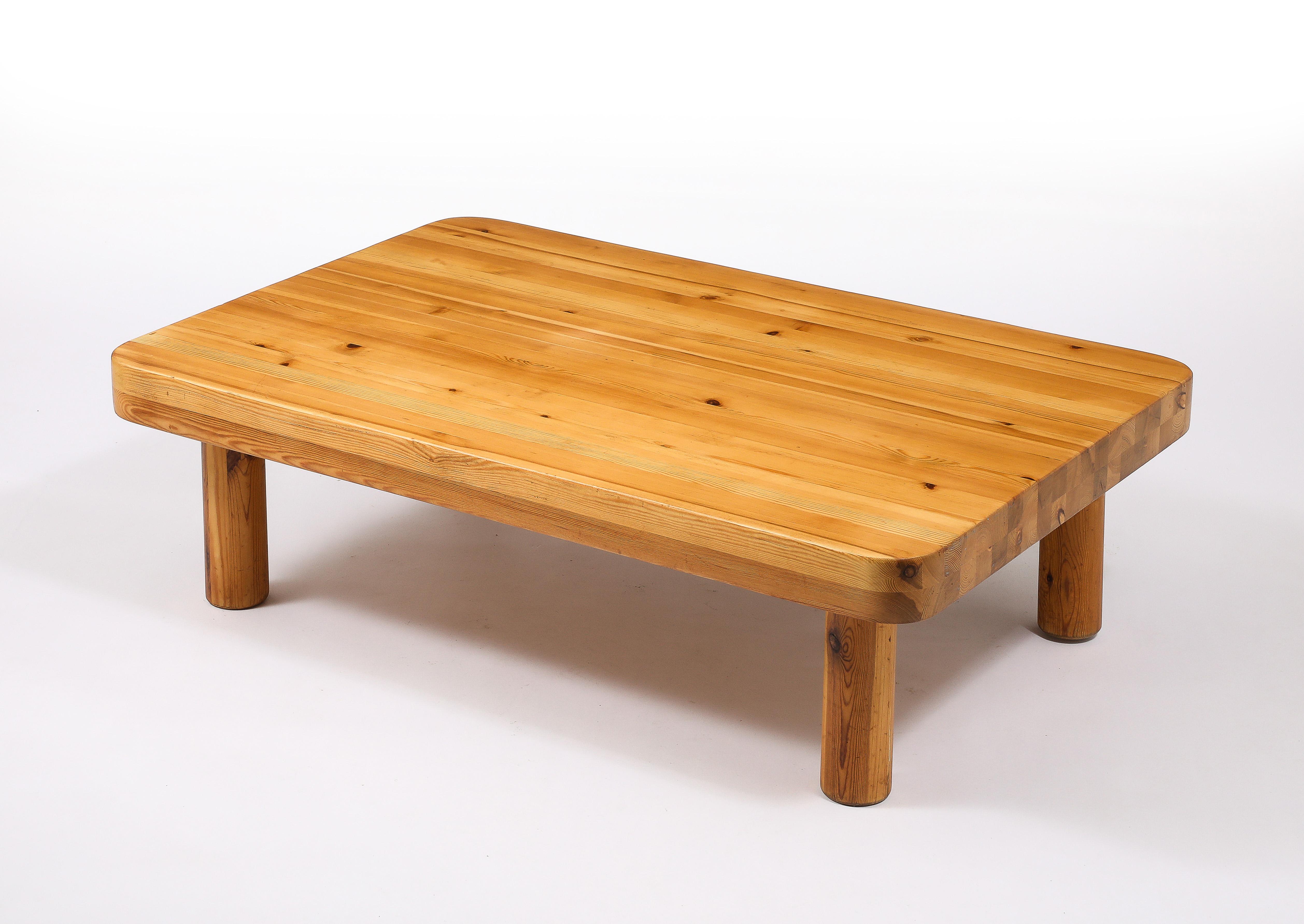 Large Solid Pine Rectangular Coffee Table, France 1960's In Good Condition For Sale In New York, NY