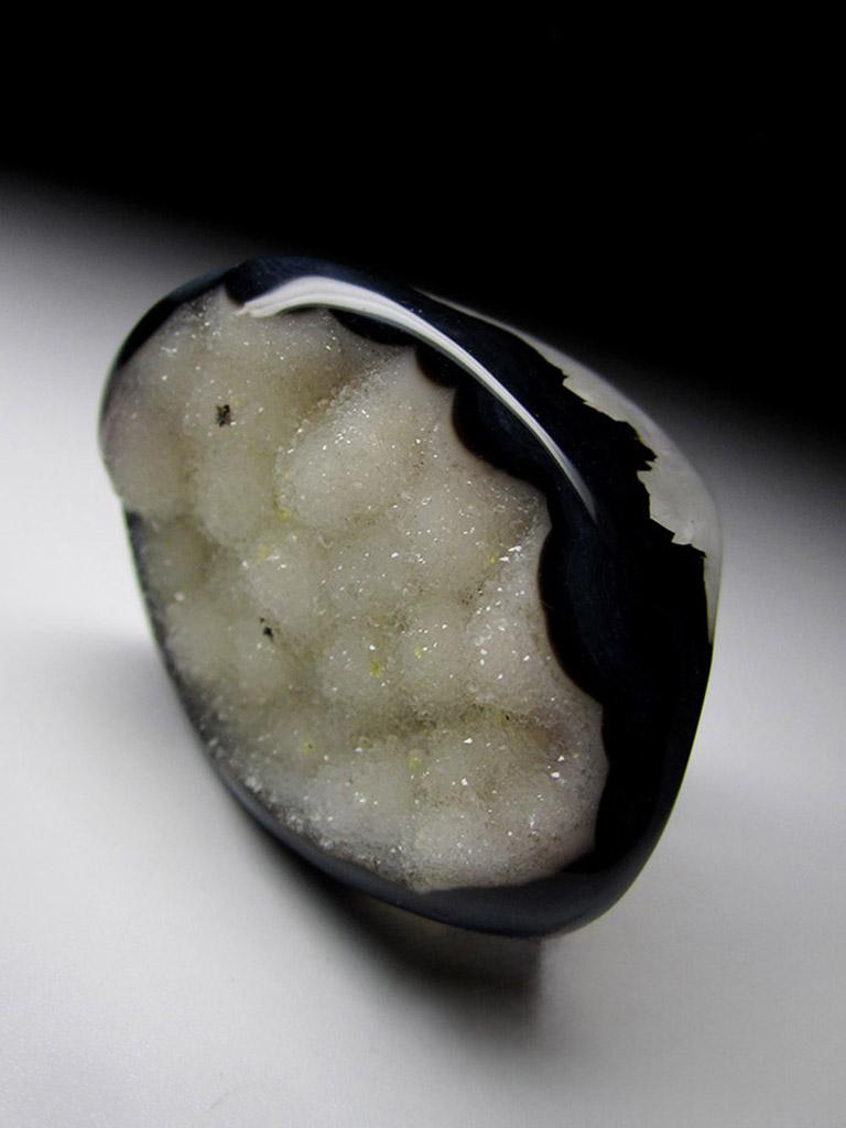 Large Solid Quartz Ring Rock Crystal Raw Crystals Black White In New Condition For Sale In Berlin, DE