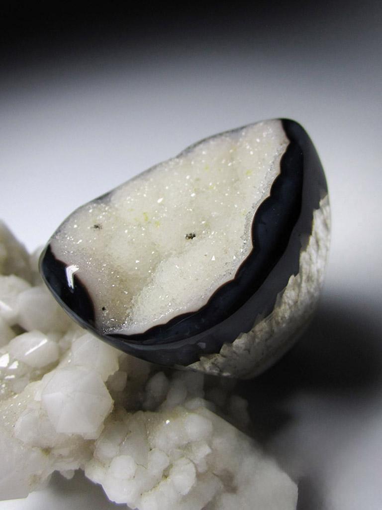 Bague en Quartz massif Cristal de roche Cristaux bruts Noirs Blancs en vente 3