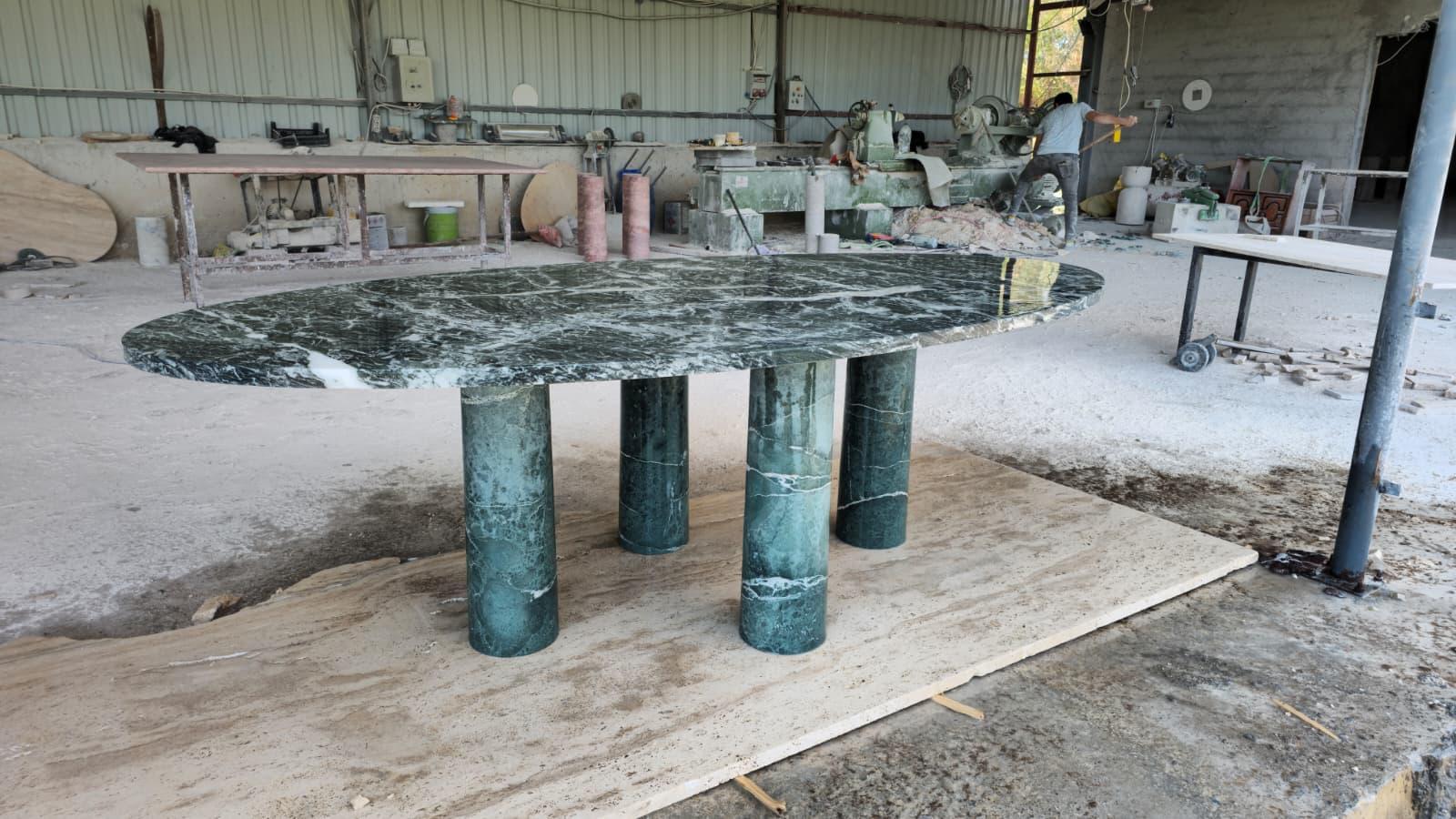 Grande table de salle à manger ovale en marbre vert pierre massif avec pieds en colonne de style Bellini en vente 2