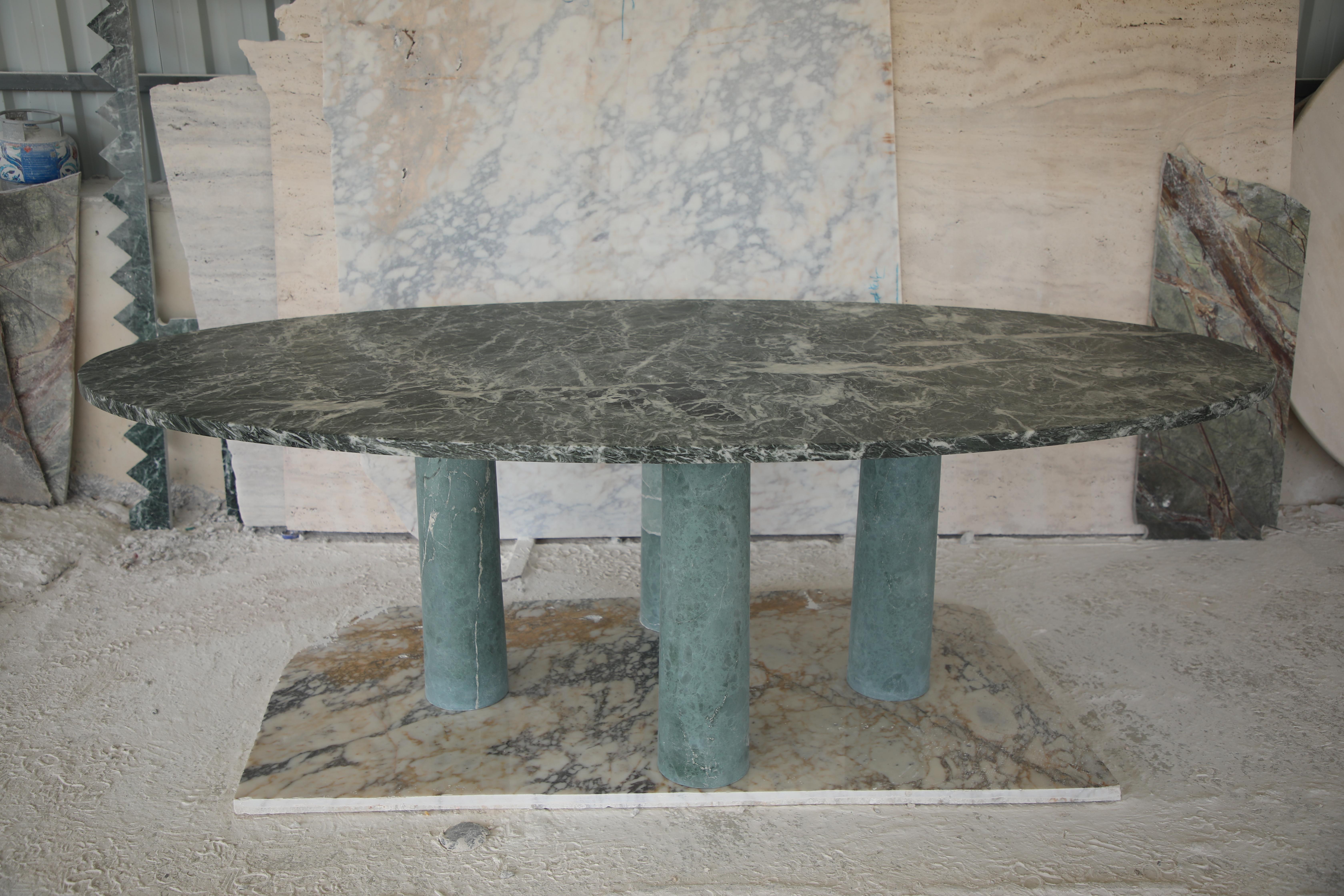 Mid-Century Modern Grande table de salle à manger ovale en marbre vert en pierre massive avec pieds à colonnes de style Bellini en vente