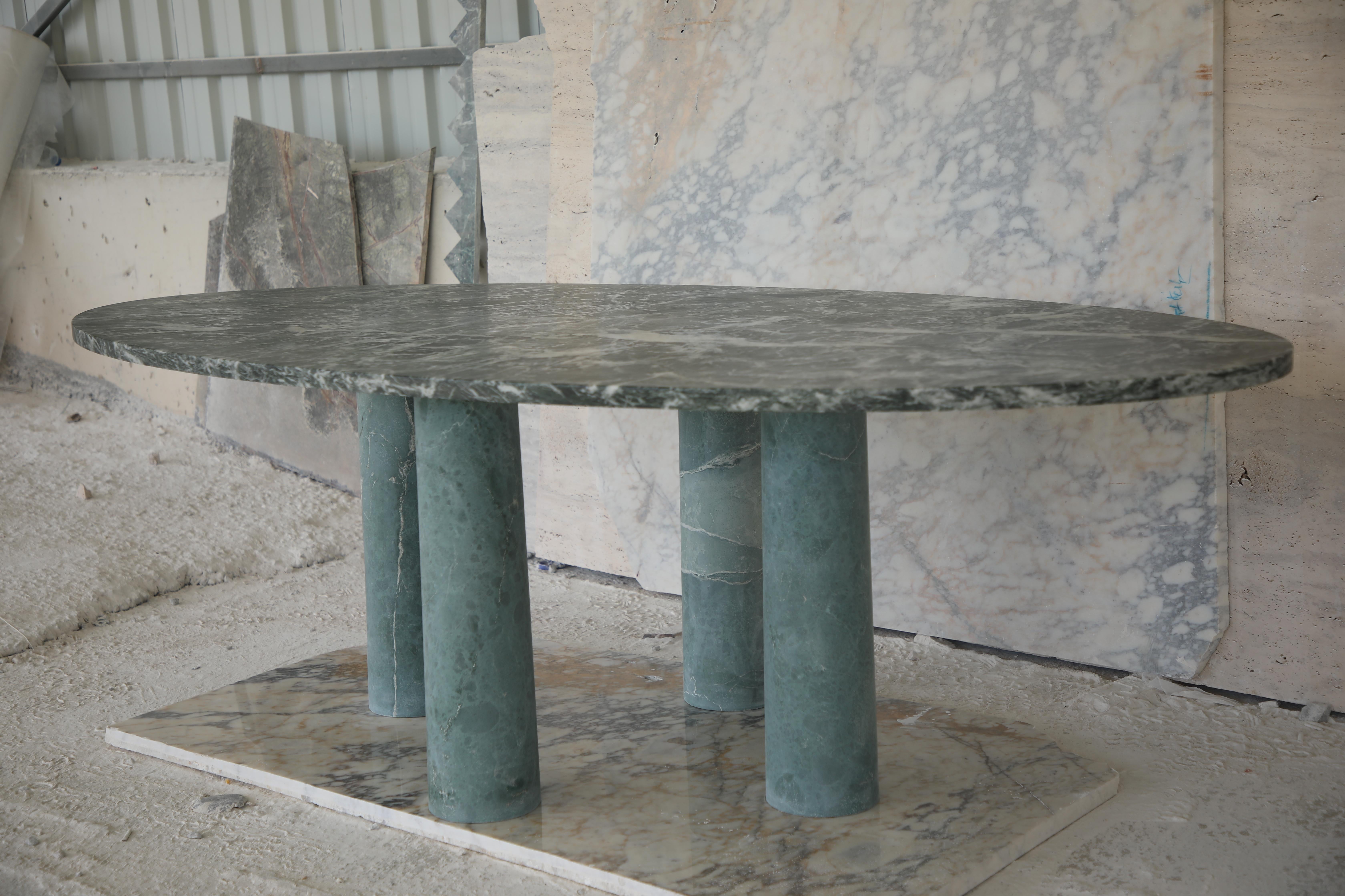 Portugais Grande table de salle à manger ovale en marbre vert en pierre massive avec pieds à colonnes de style Bellini en vente