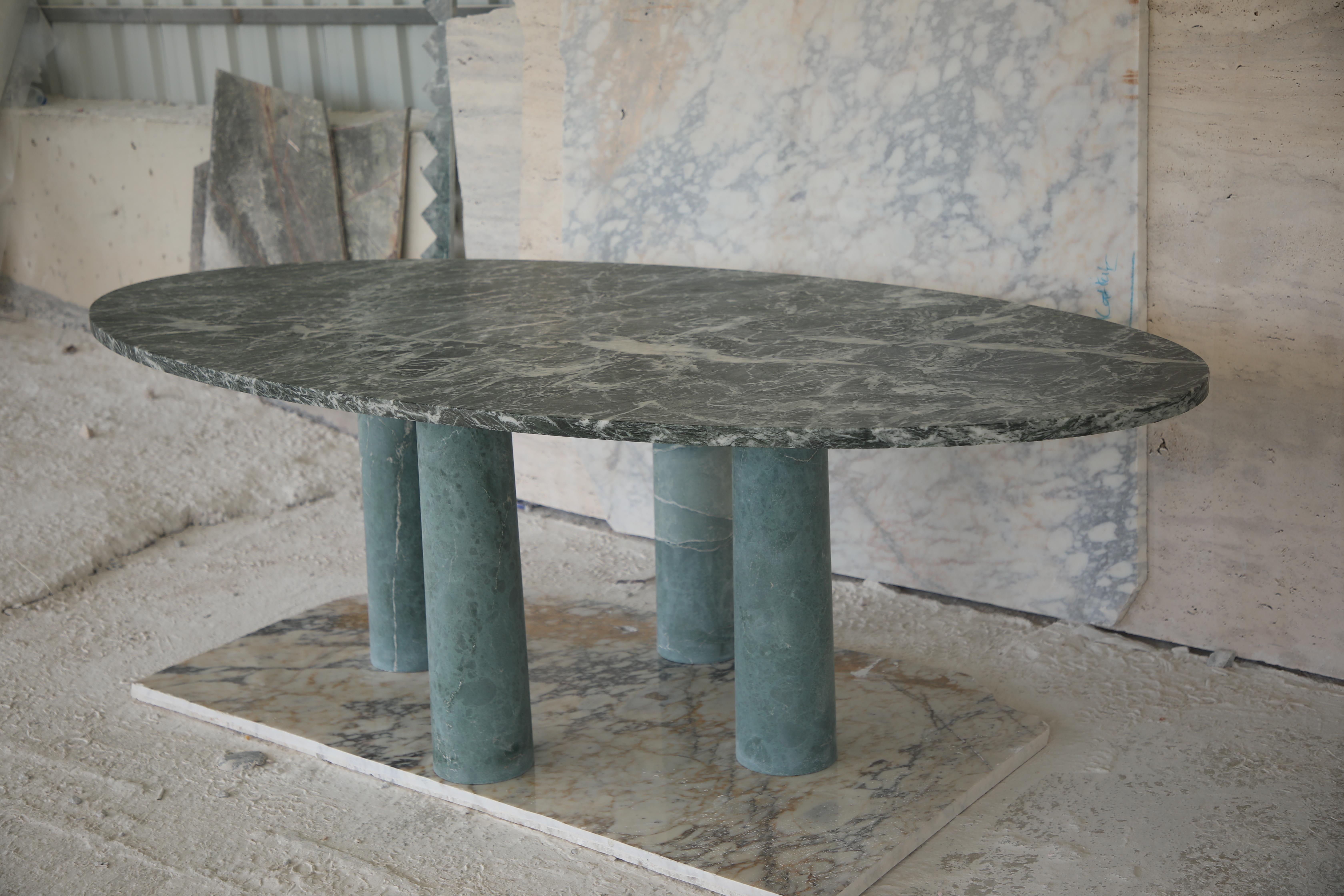 Grande table de salle à manger ovale en marbre vert en pierre massive avec pieds à colonnes de style Bellini Neuf - En vente à Amsterdam, NH