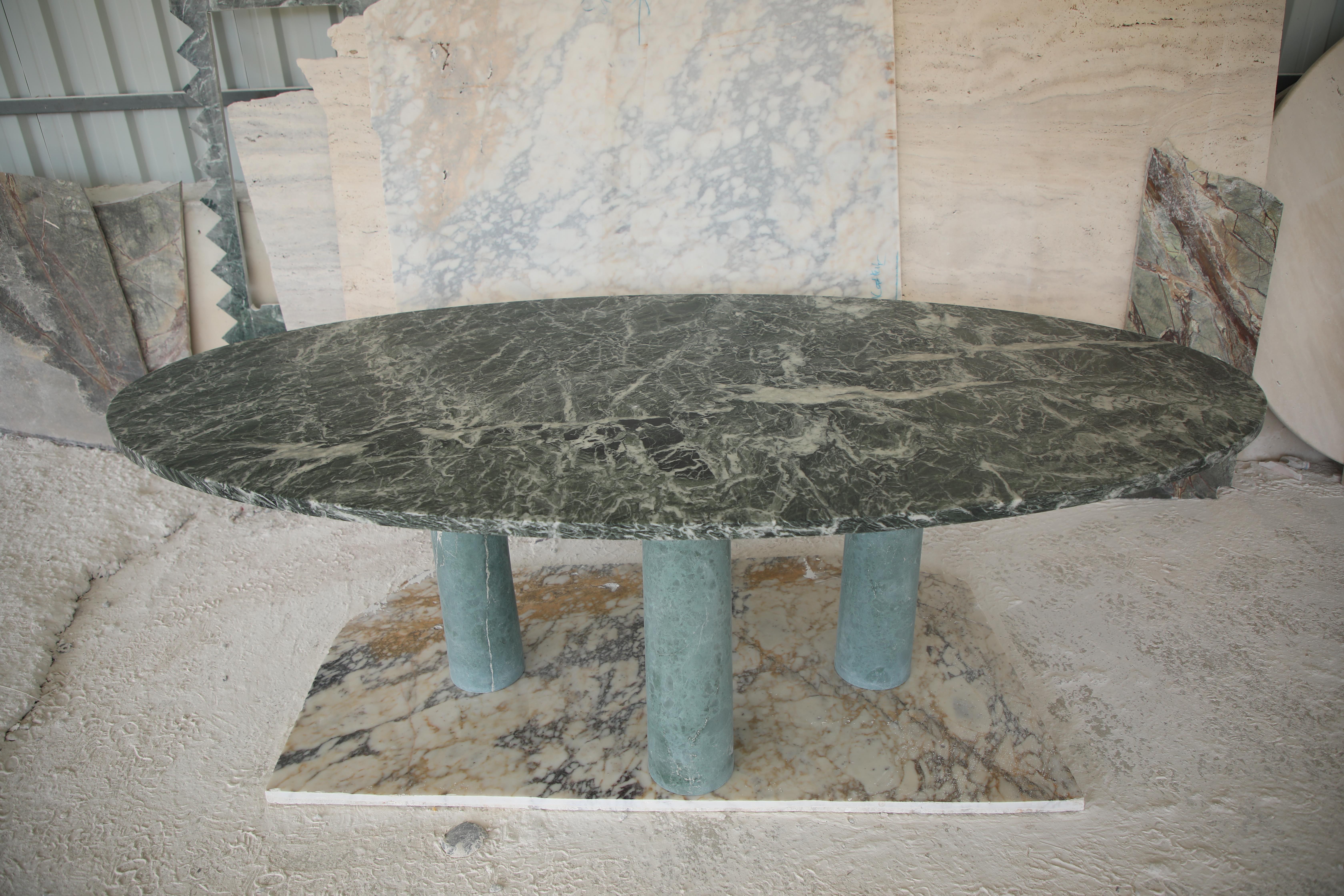 XXIe siècle et contemporain Grande table de salle à manger ovale en marbre vert en pierre massive avec pieds à colonnes de style Bellini en vente