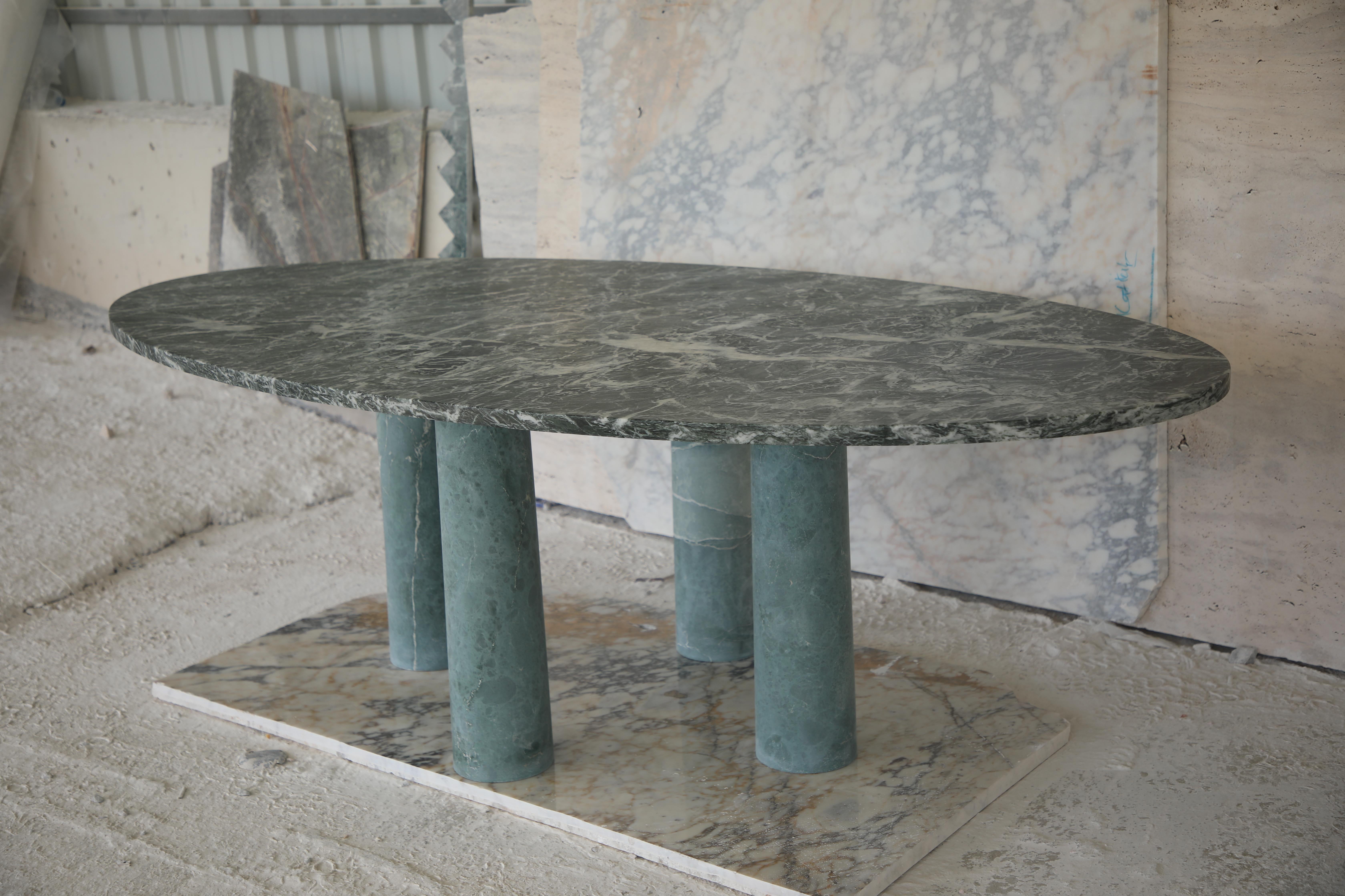 Pierre Grande table de salle à manger ovale en marbre vert en pierre massive avec pieds à colonnes de style Bellini en vente
