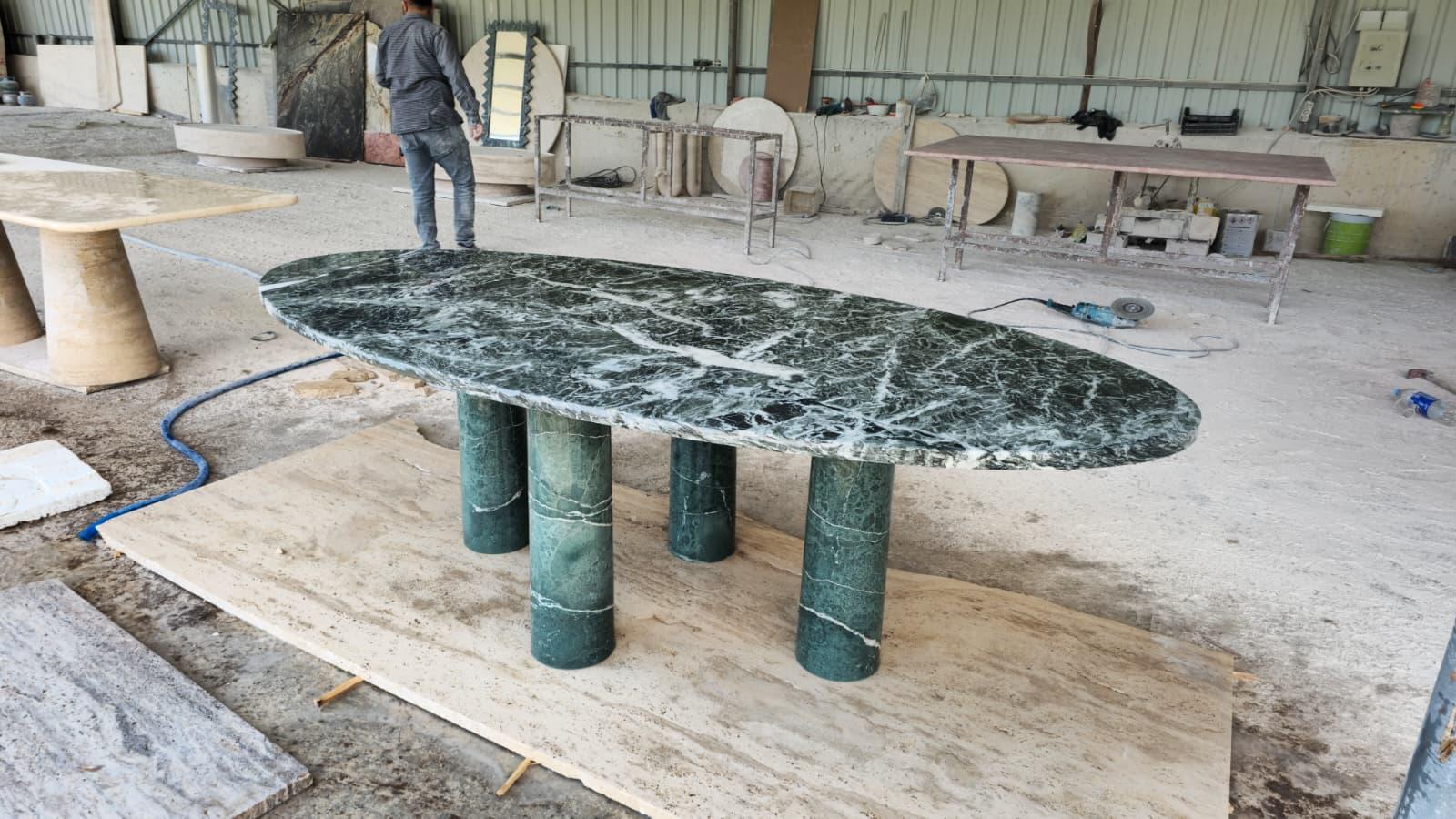 Pierre Grande table de salle à manger ovale en marbre vert pierre massif avec pieds en colonne de style Bellini en vente
