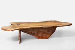Grande table basse à bord vif en noyer massif avec détails en ronce de grain