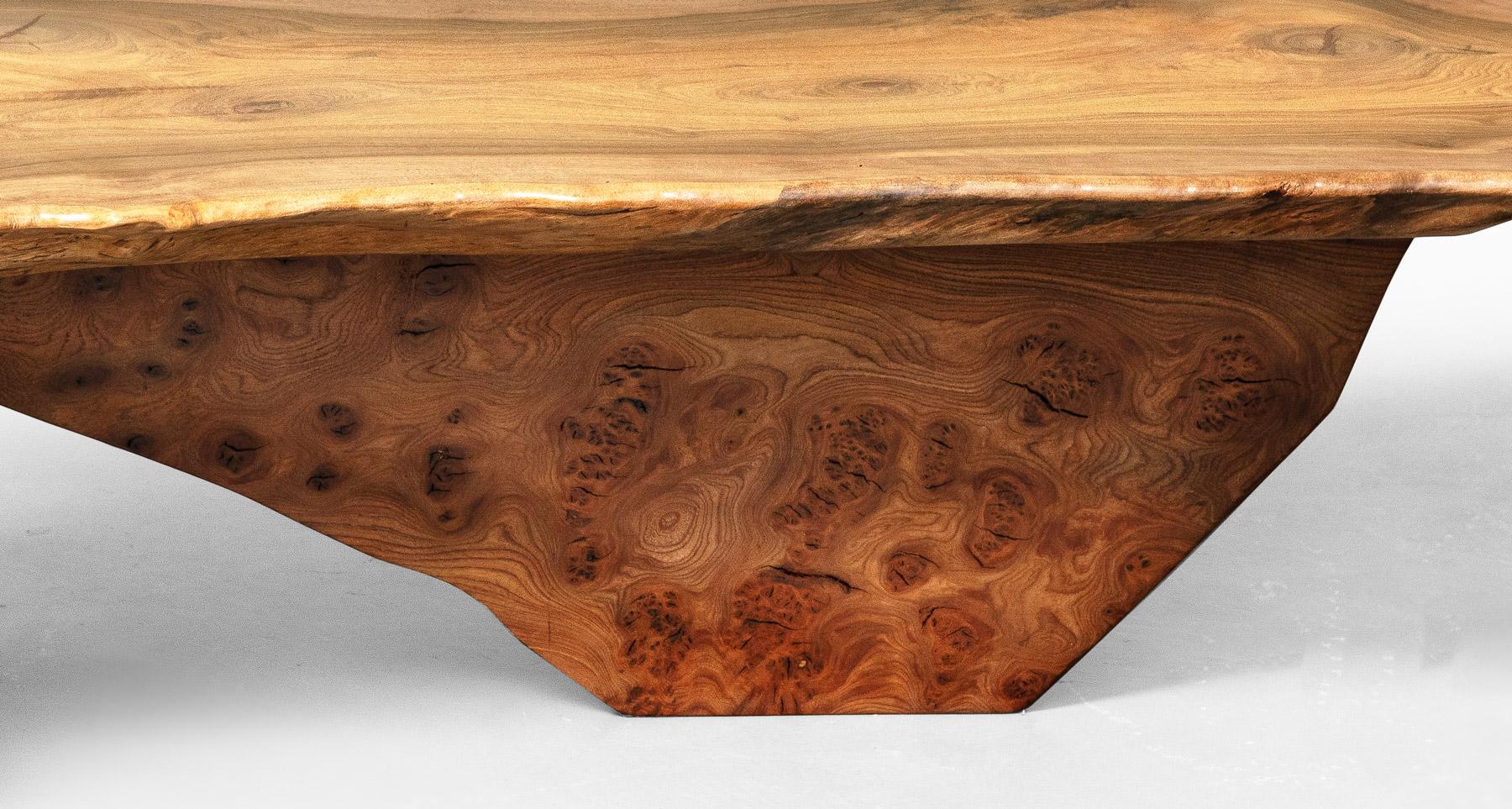 Scandinave moderne Grande table basse à bord vif en noyer massif avec détails en ronce de grain en vente
