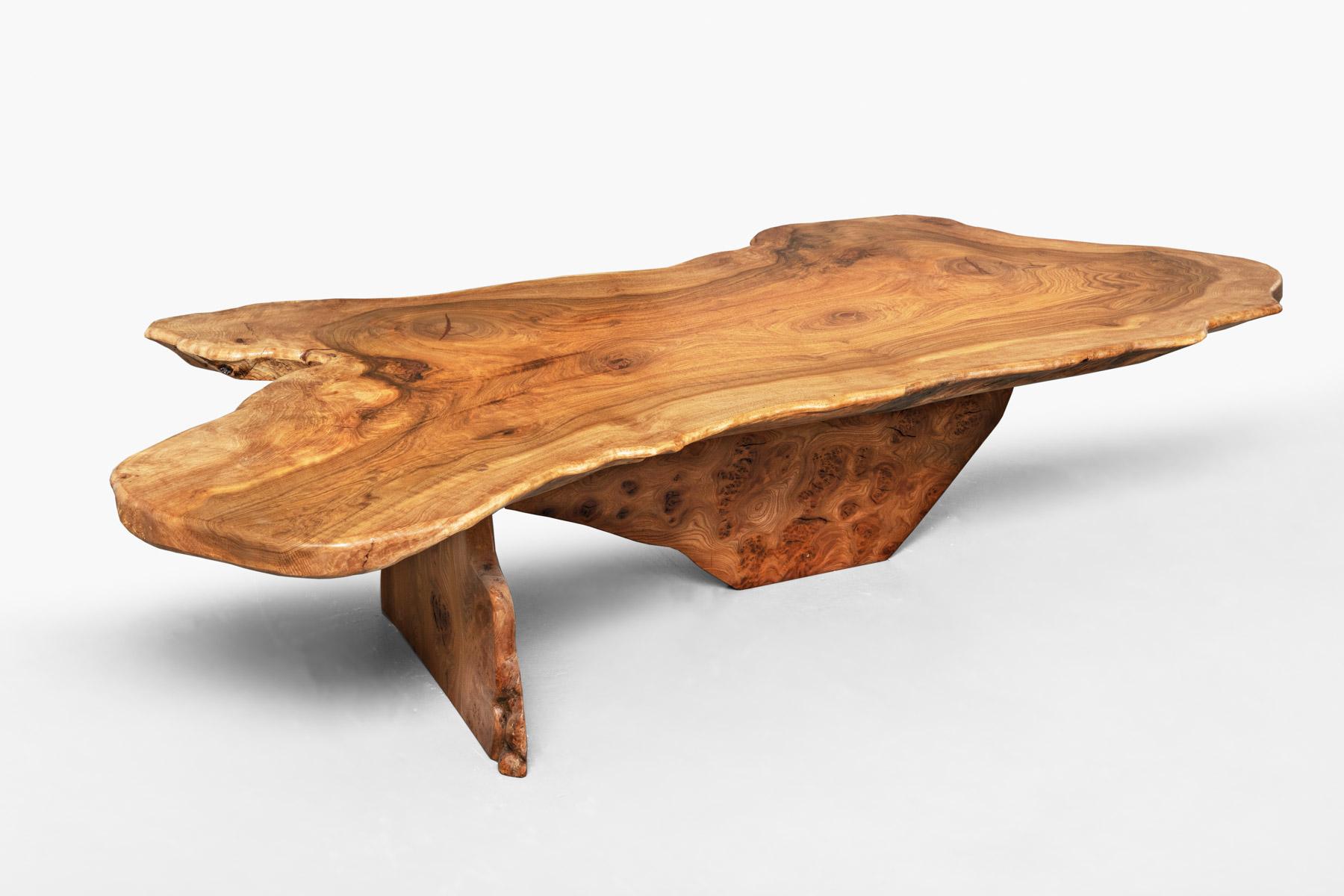 Fait main Grande table basse à bord vif en noyer massif avec détails en ronce de grain en vente