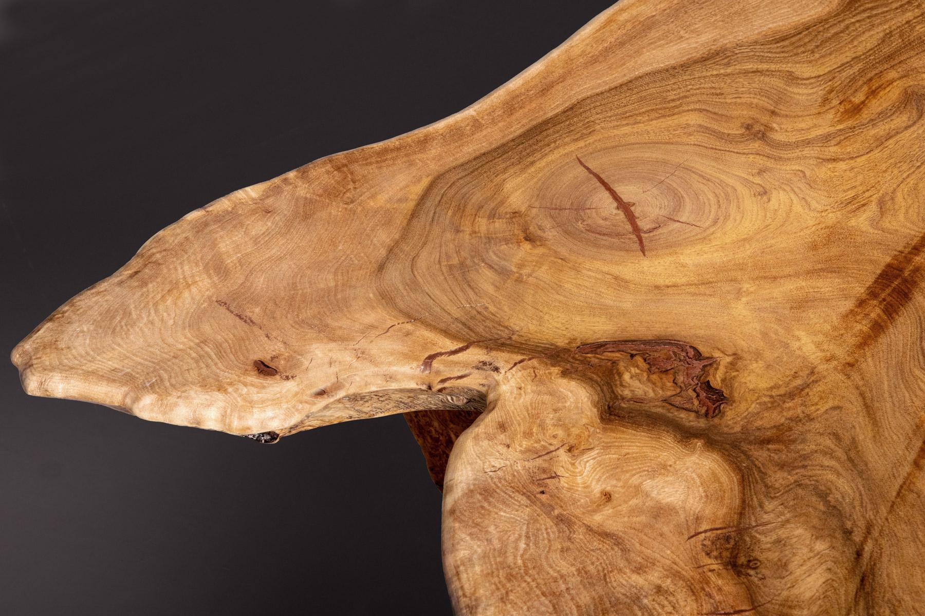 XXIe siècle et contemporain Grande table basse à bord vif en noyer massif avec détails en ronce de grain en vente