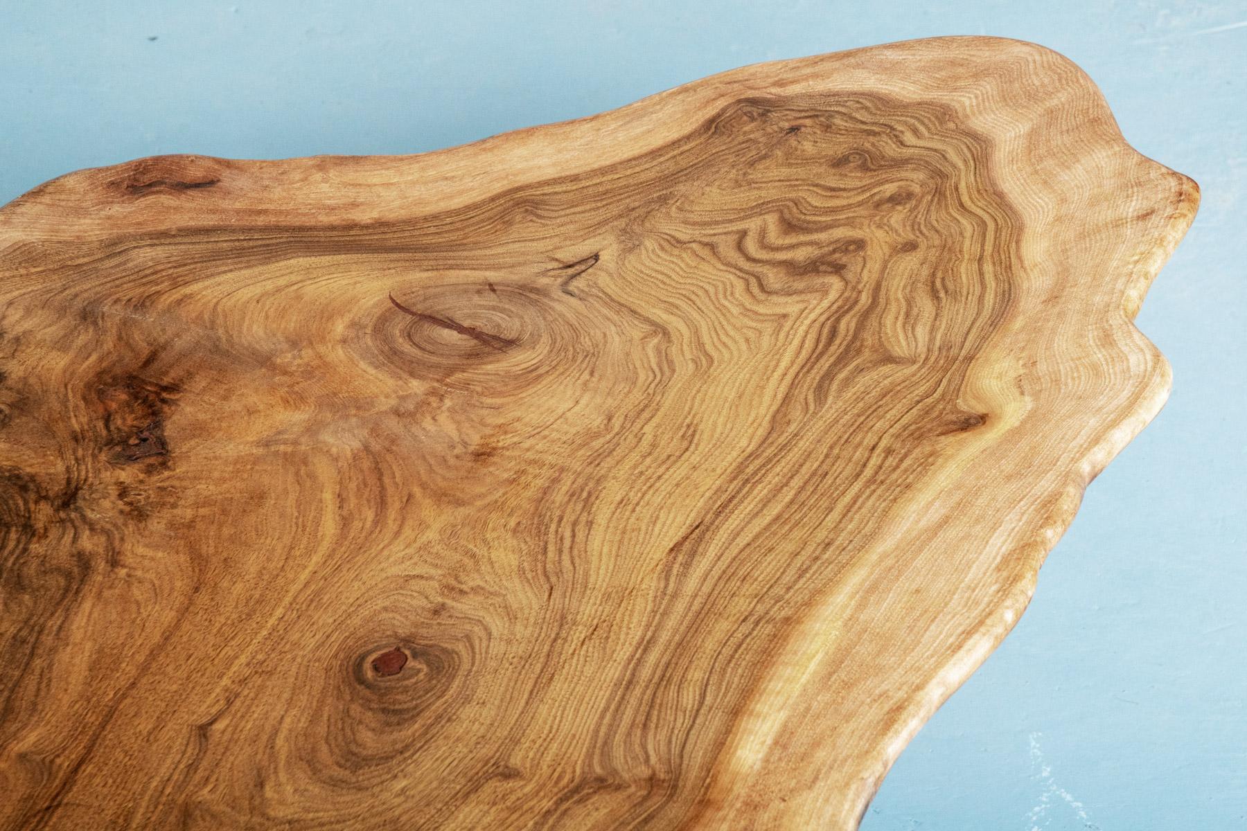 Bois Grande table basse à bord vif en noyer massif avec détails en ronce de grain en vente