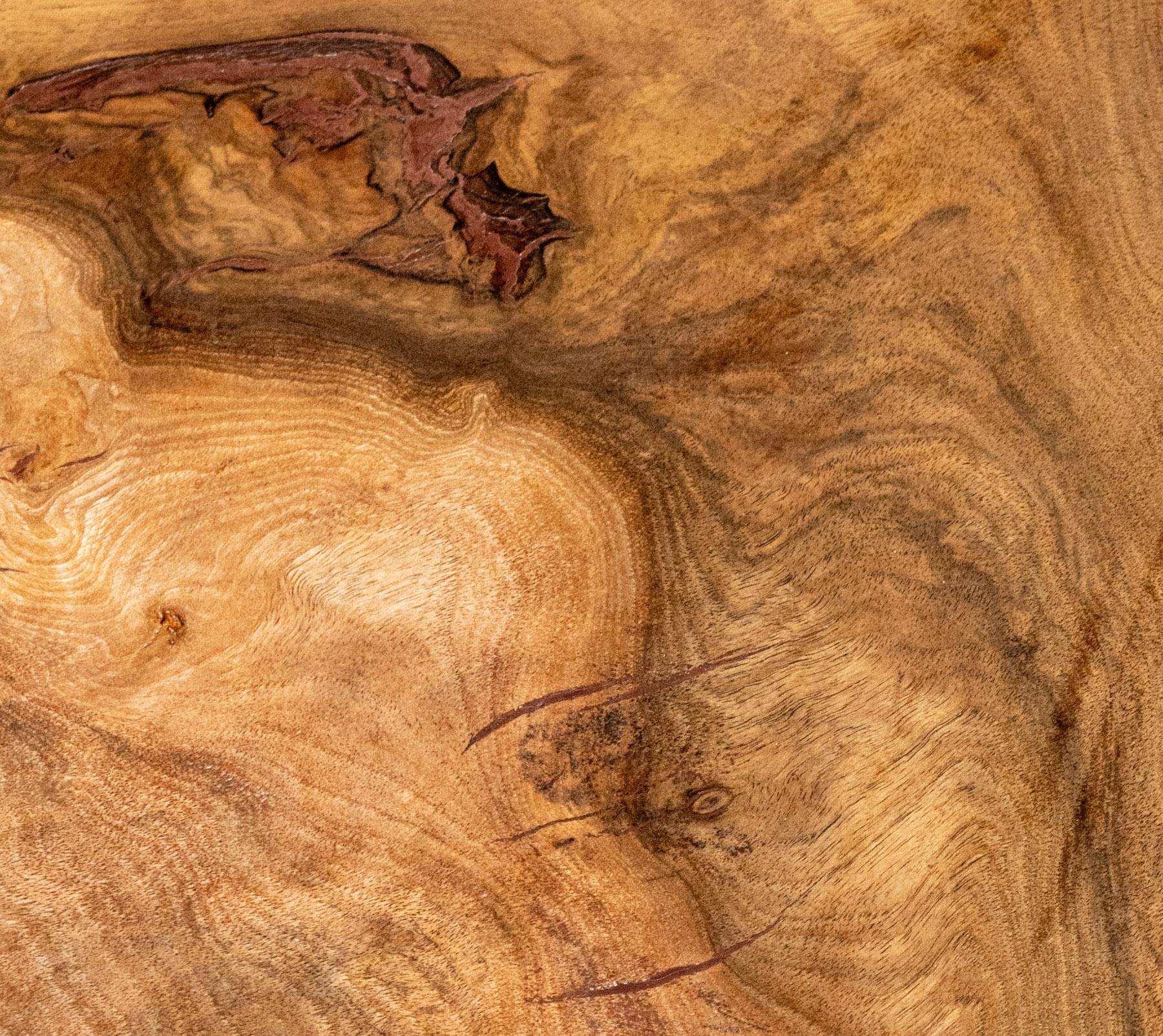 Grande table basse à bord vif en noyer massif avec détails en ronce de grain en vente 1