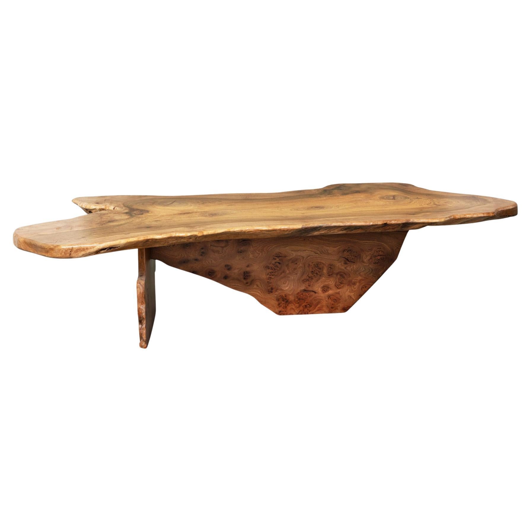 Großer Couchtisch aus massivem Nussbaum mit Live Edge und Burr Grain-Detail