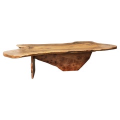 Mesa de centro grande de nogal macizo con borde vivo y detalle de rebabas