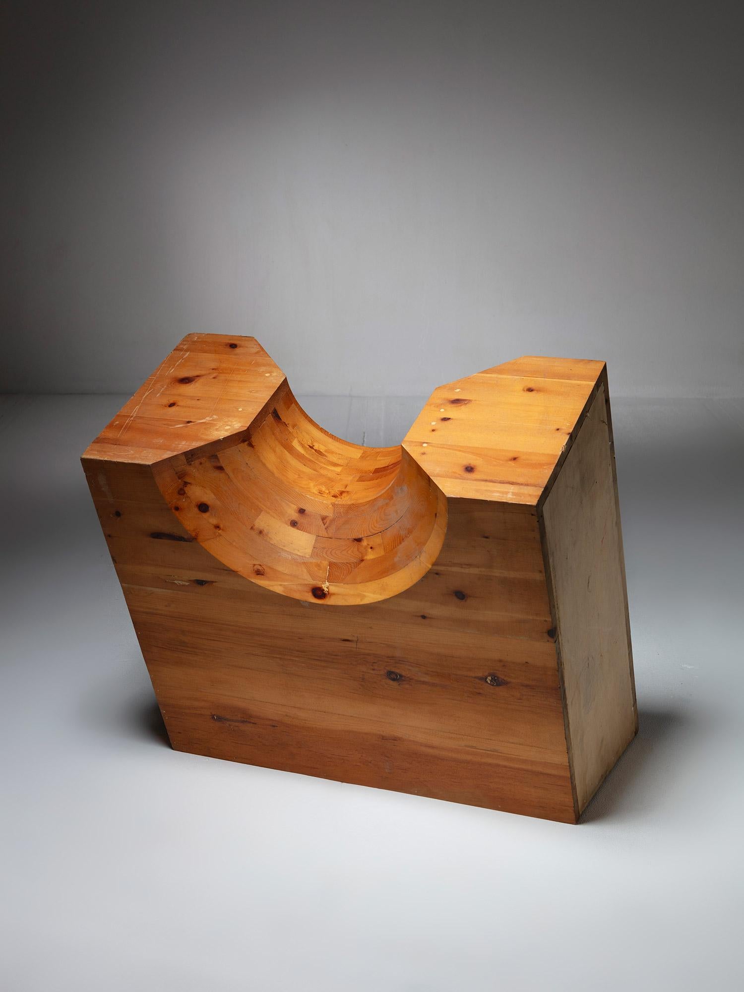 Gran escultura geométrica abstracta de madera maciza.
