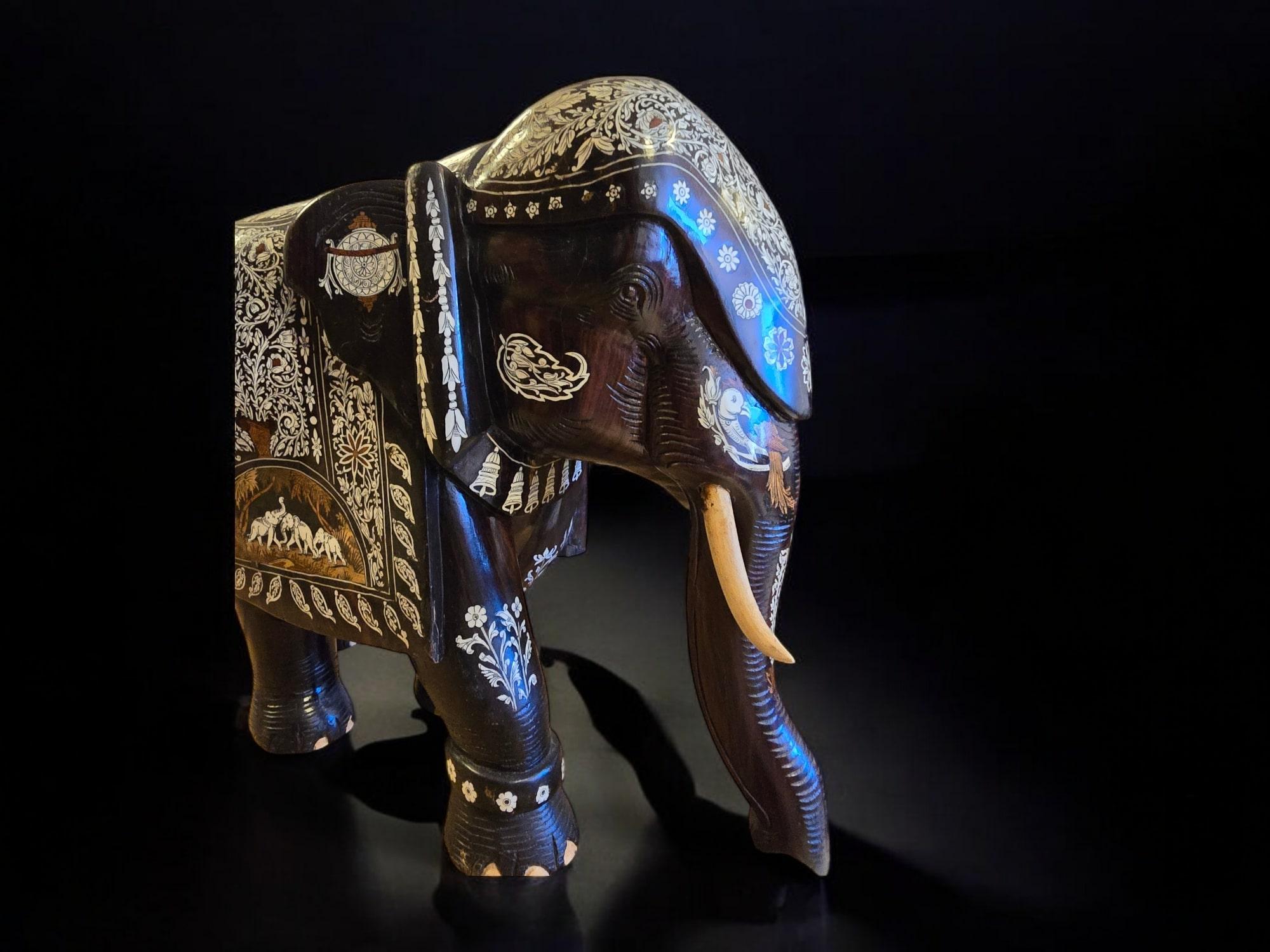 Grande elefante in legno massiccio intagliato - India, primi anni del 1900 in vendita 6