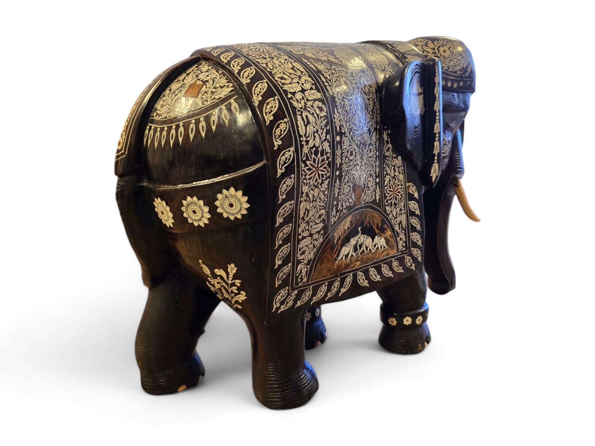 Grande elefante in legno massiccio intagliato - India, primi anni del 1900 in vendita 8