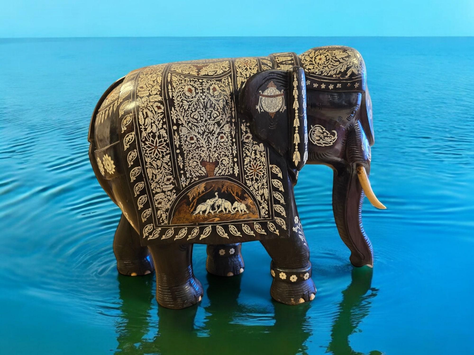 Grande elefante in legno massiccio intagliato - India, primi anni del 1900 in vendita 9