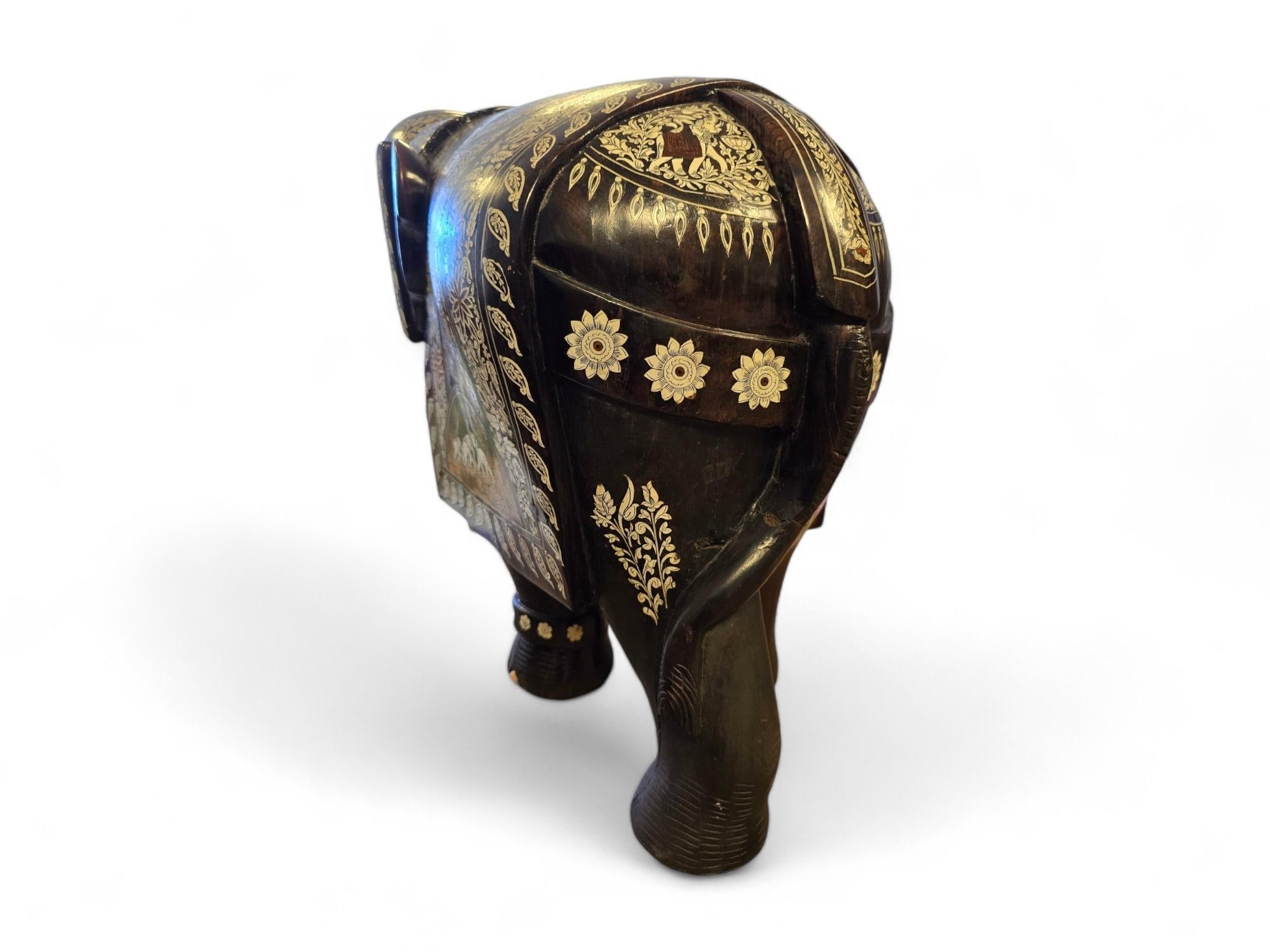 Grande elefante in legno massiccio intagliato - India, primi anni del 1900 in vendita 10