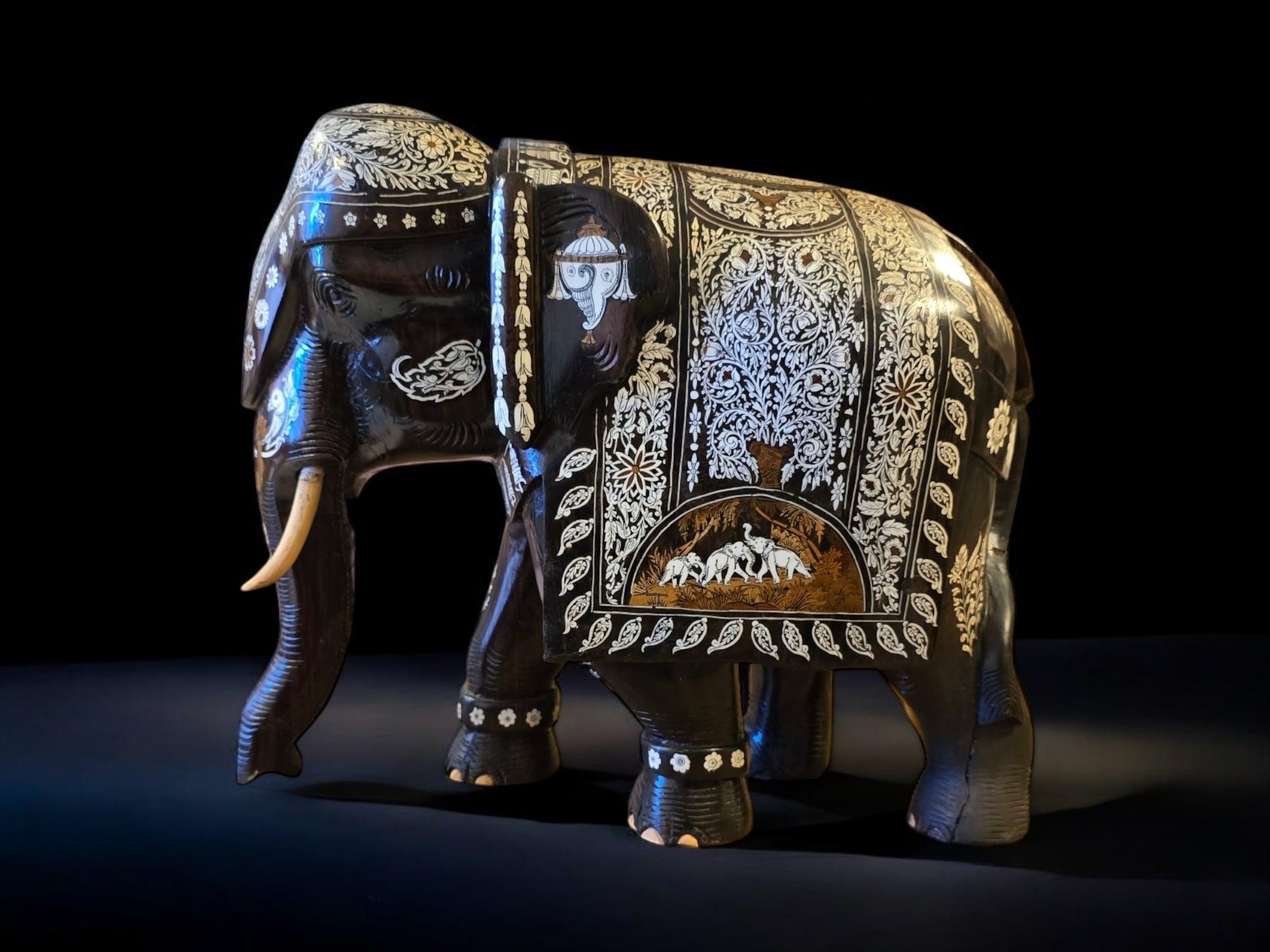 Grande elefante in legno massiccio intagliato - India, primi anni del 1900 in vendita 13