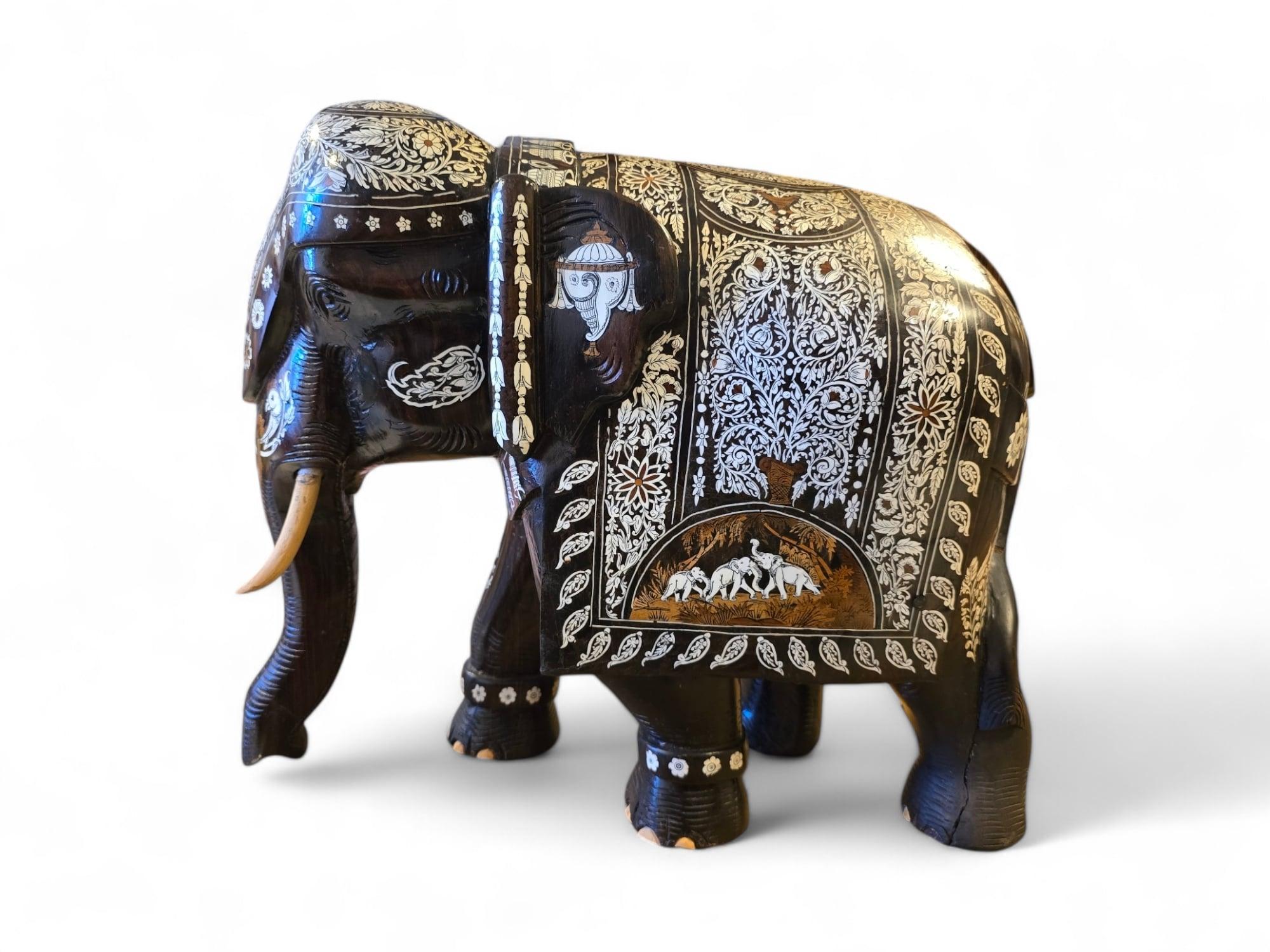 Grande elefante in legno massiccio intagliato - India, primi anni del 1900 in vendita 14