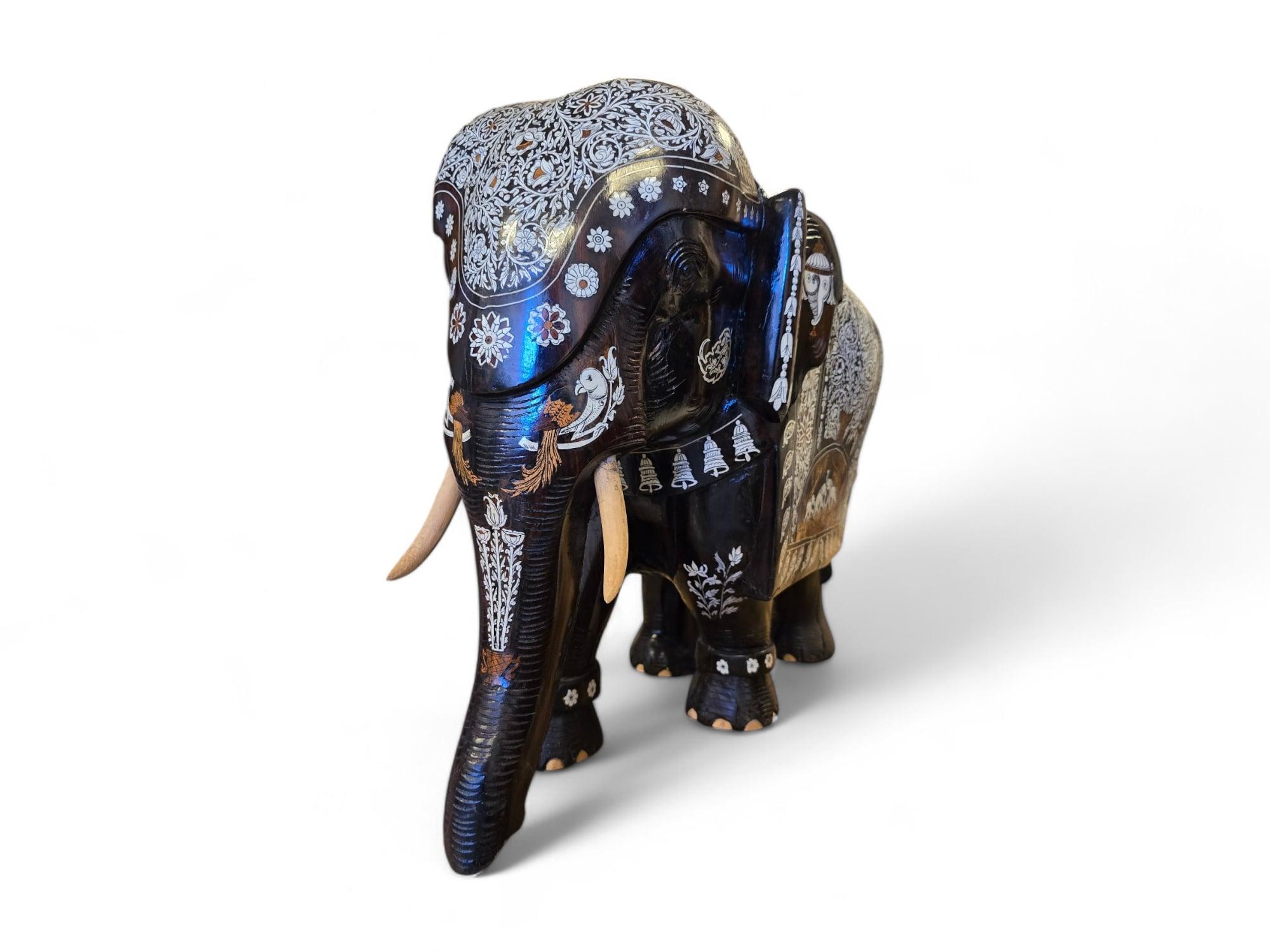 Legno di alberi da frutto Grande elefante in legno massiccio intagliato - India, primi anni del 1900 in vendita