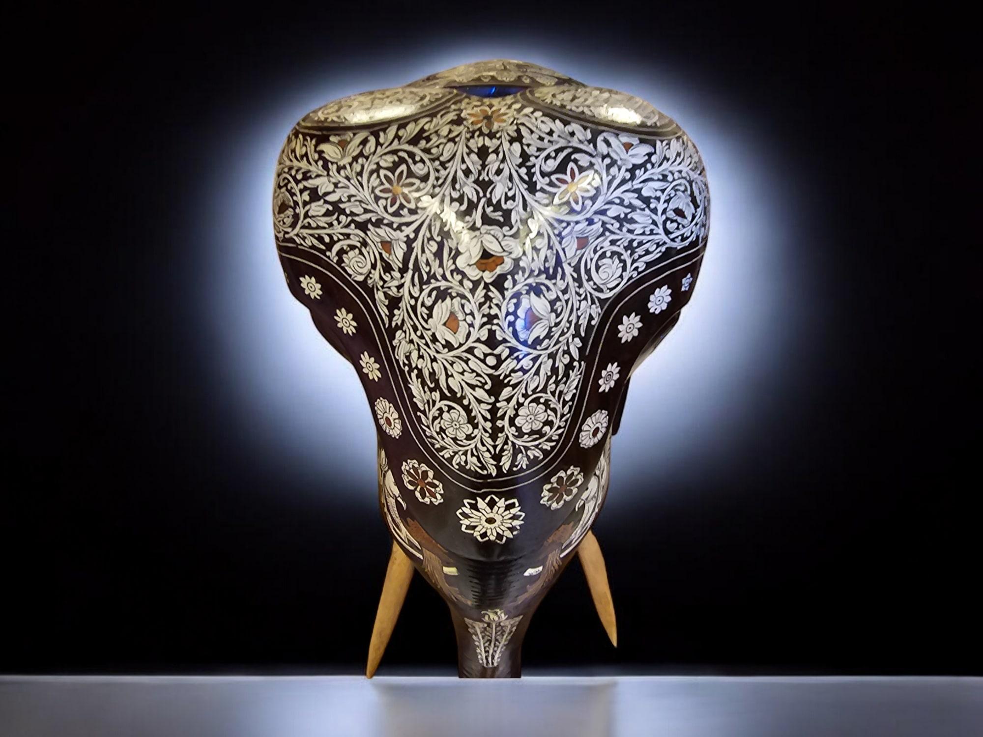 Grande elefante in legno massiccio intagliato - India, primi anni del 1900 in vendita 2