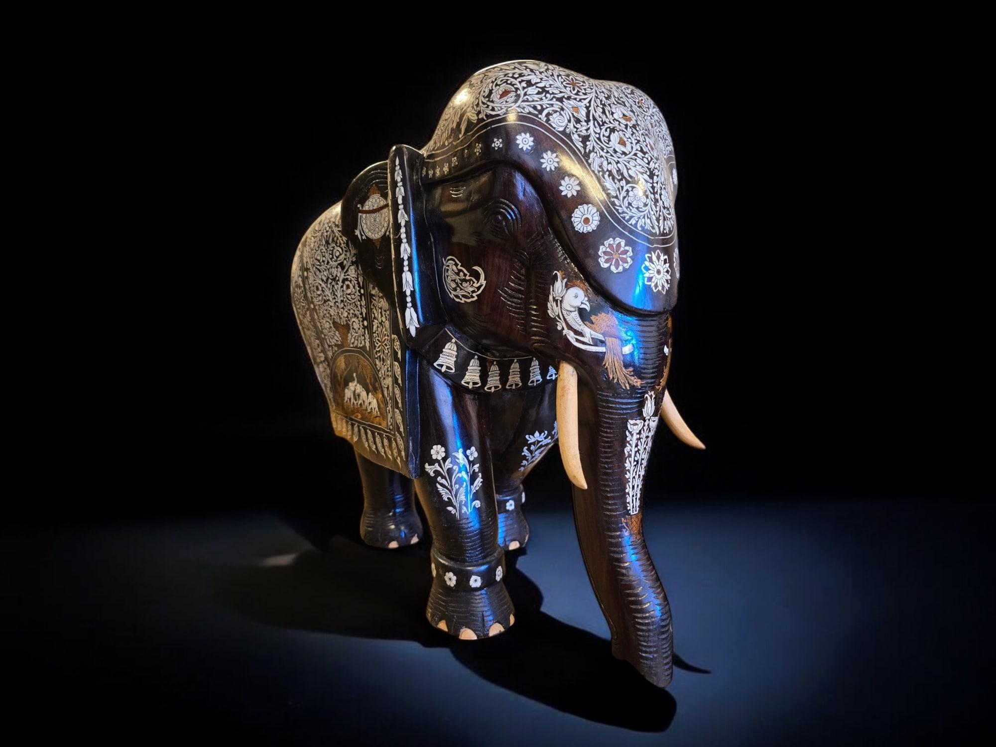 Grande elefante in legno massiccio intagliato - India, primi anni del 1900 in vendita 3