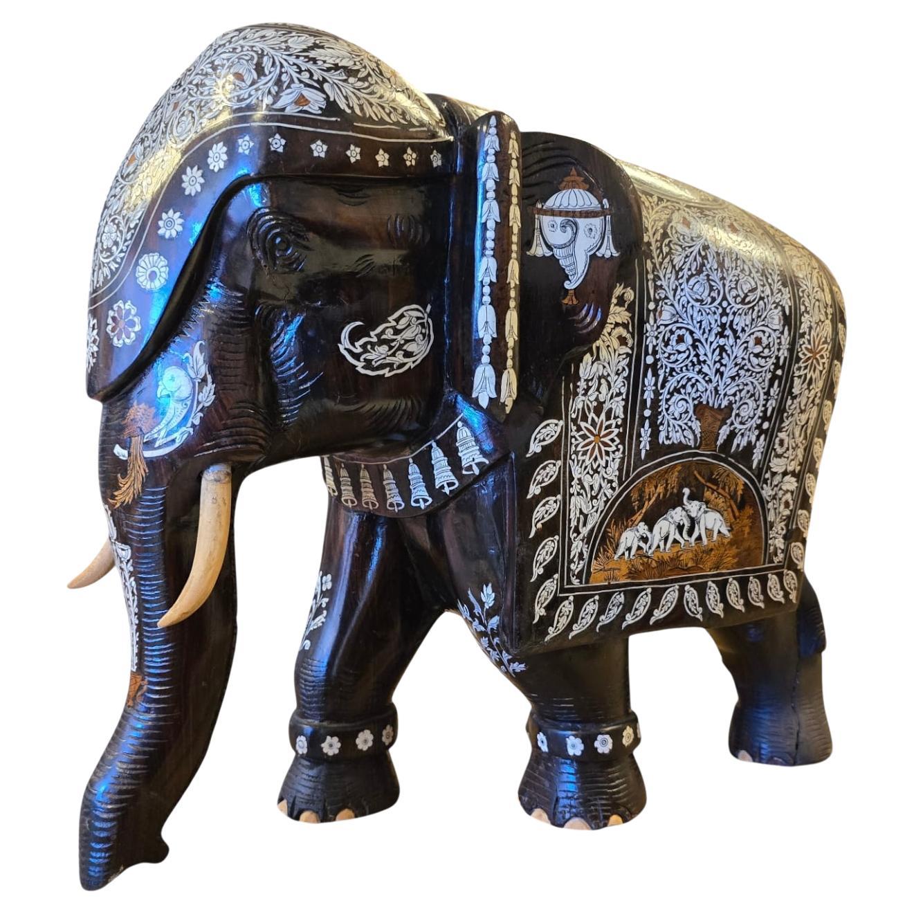Elefante grande tallado en madera maciza - India, principios del siglo XX