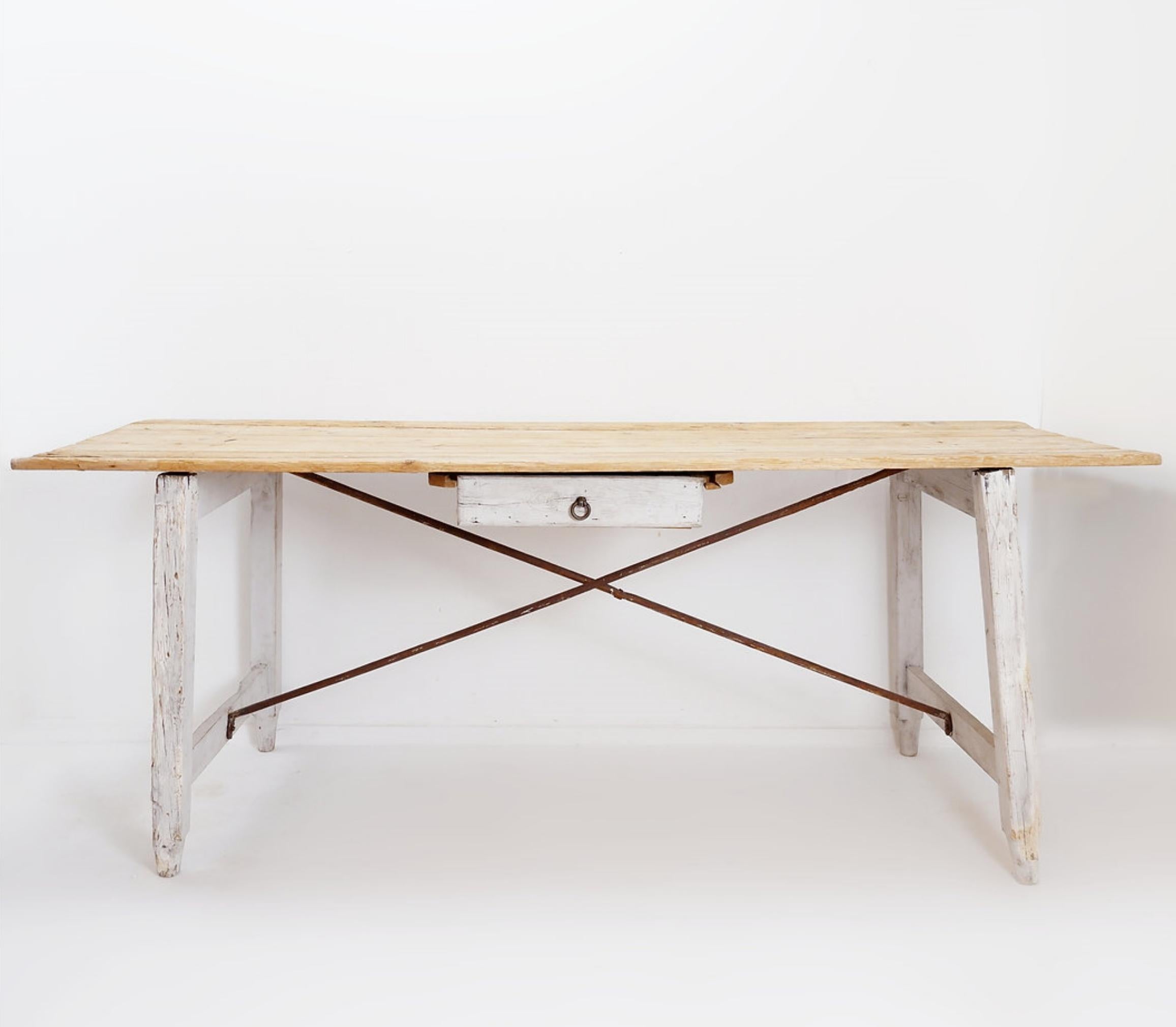 Die Patina ist das, was ihm seinen Charakter verleiht! 
Großer Bauernhoftisch aus Massivholz
Brutalistisch - Natürliche Dekoration - Vintage
Maße: 198,5x72cm H:78cm 
MATERIALIEN : Holz - Eisen 
Verkauft wie besehen