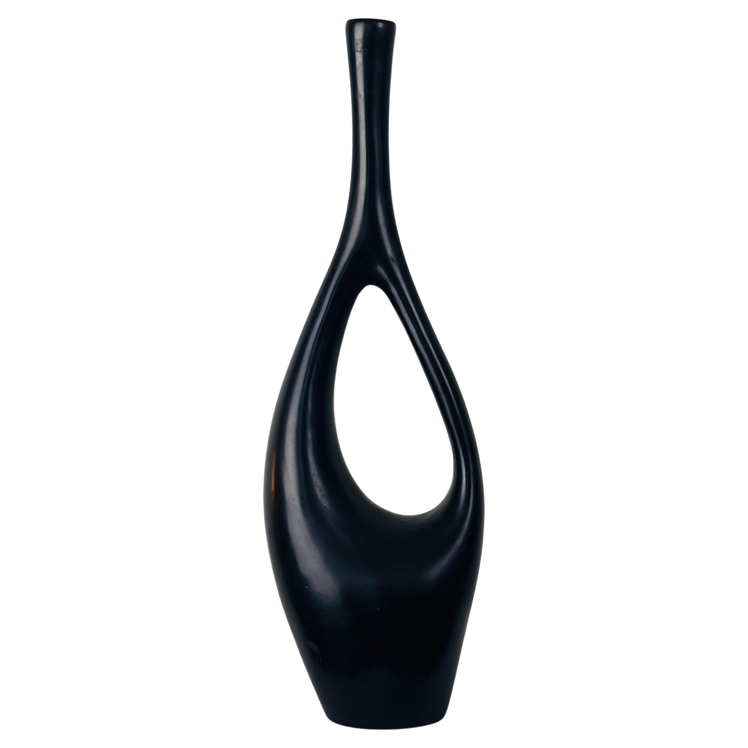 Grand vase Soliflores avec anse en céramique noire par Jean André Doucin, vers 1950.
Hauteur 42 cm
Très élégante
Signature incisée sur le fond
Parfait état